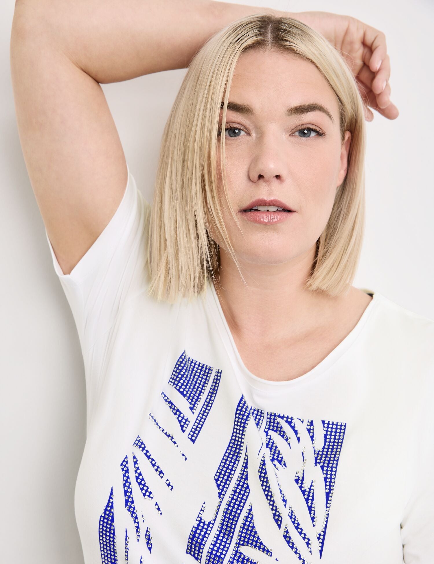 T-Shirt With Rhinestones_471045-26102_9602_02