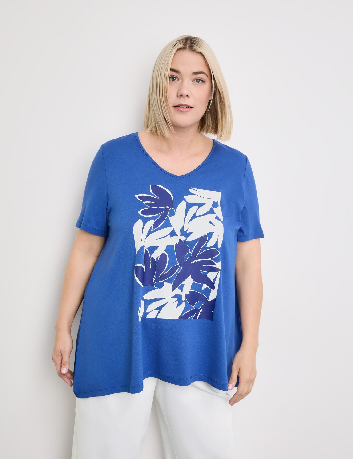 T-Shirt With A Floral Print - BEVAVA