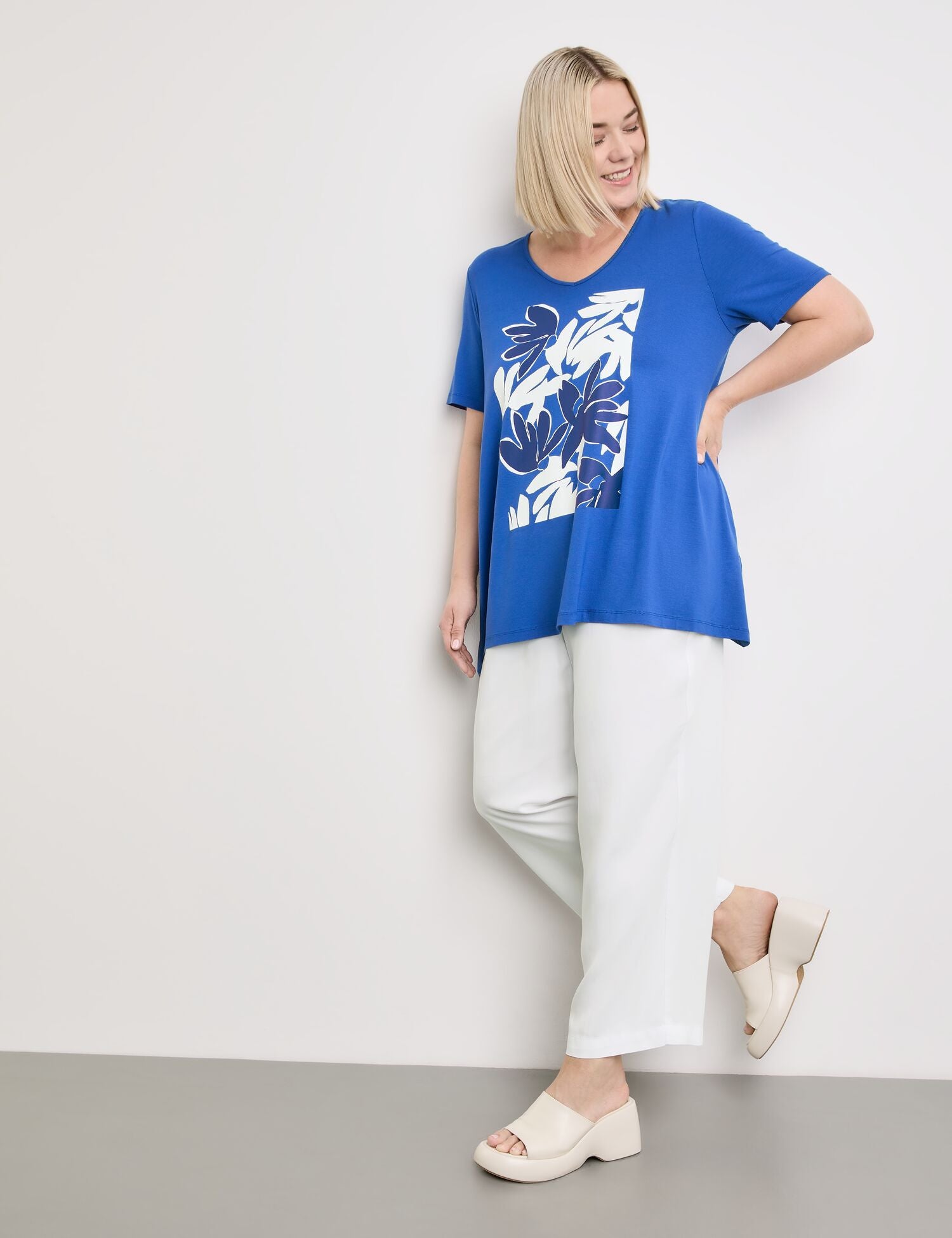 T-Shirt With A Floral Print - BEVAVA