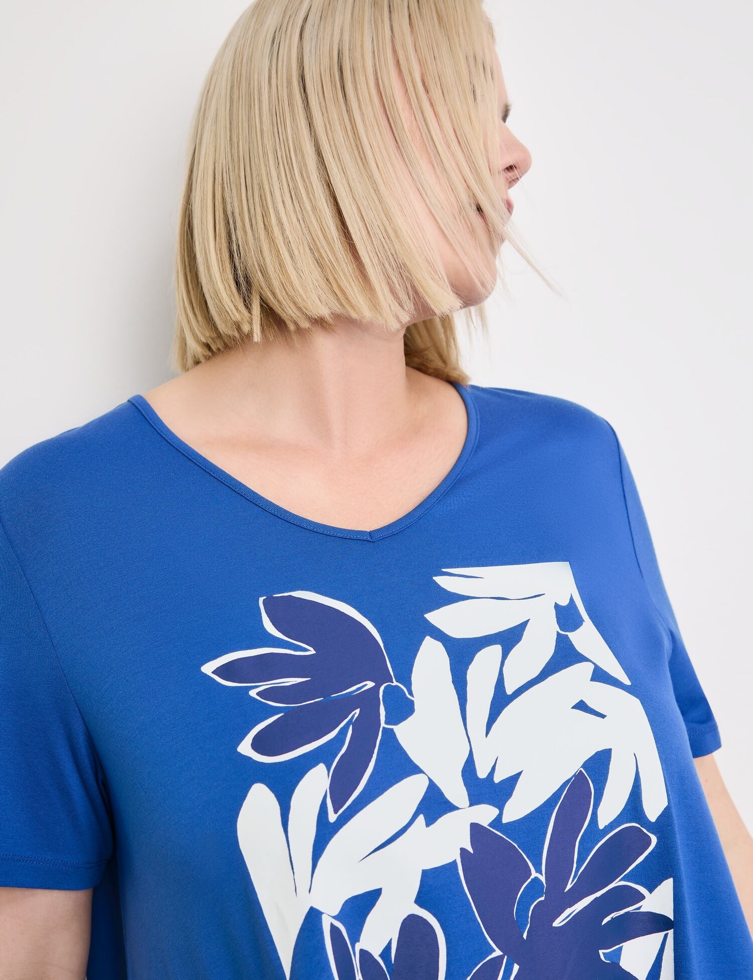 T-Shirt With A Floral Print - BEVAVA