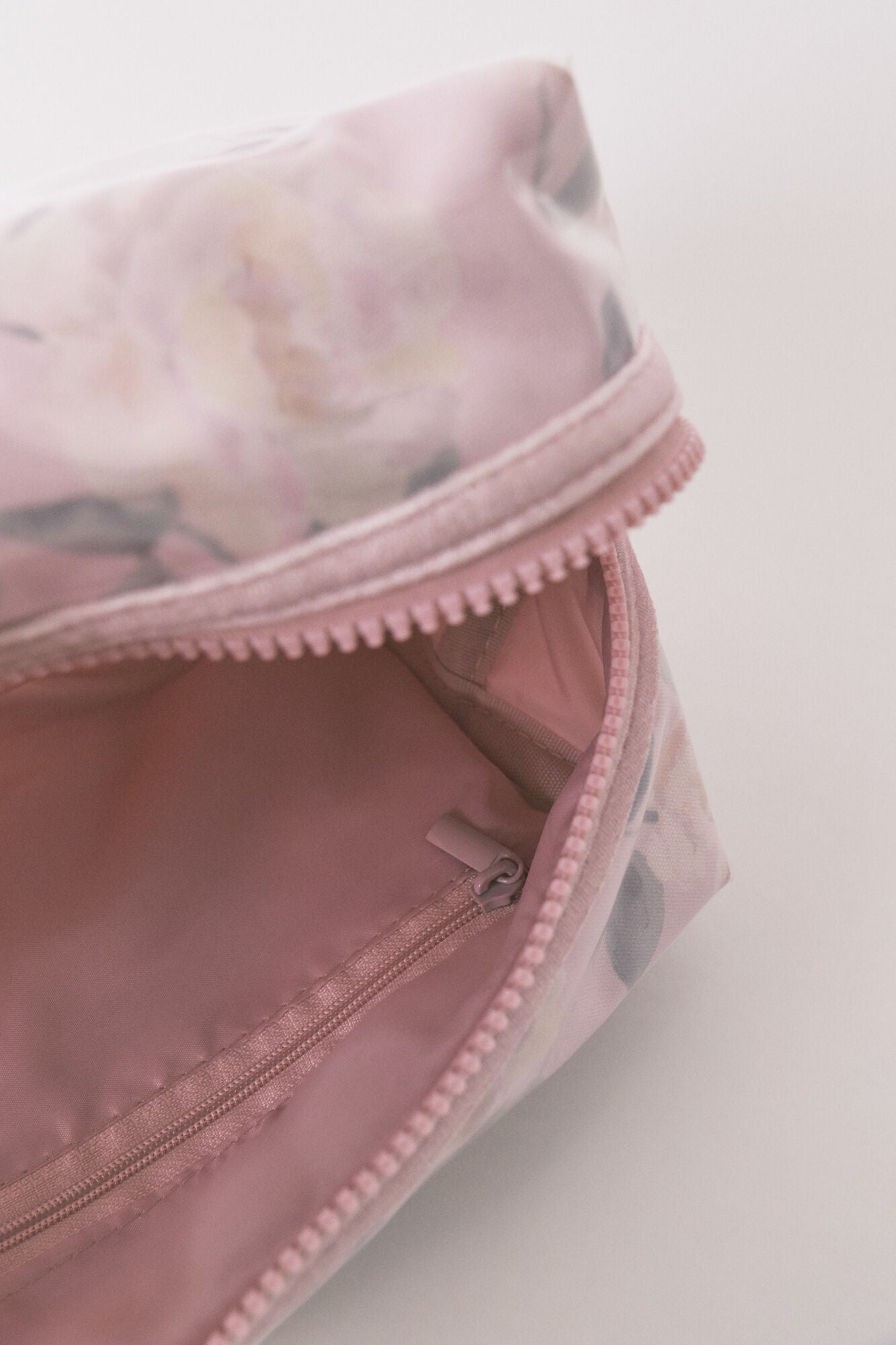 Women Secret_Pink_Medium Pink Flower Print Vanity Case_4842006_73_02