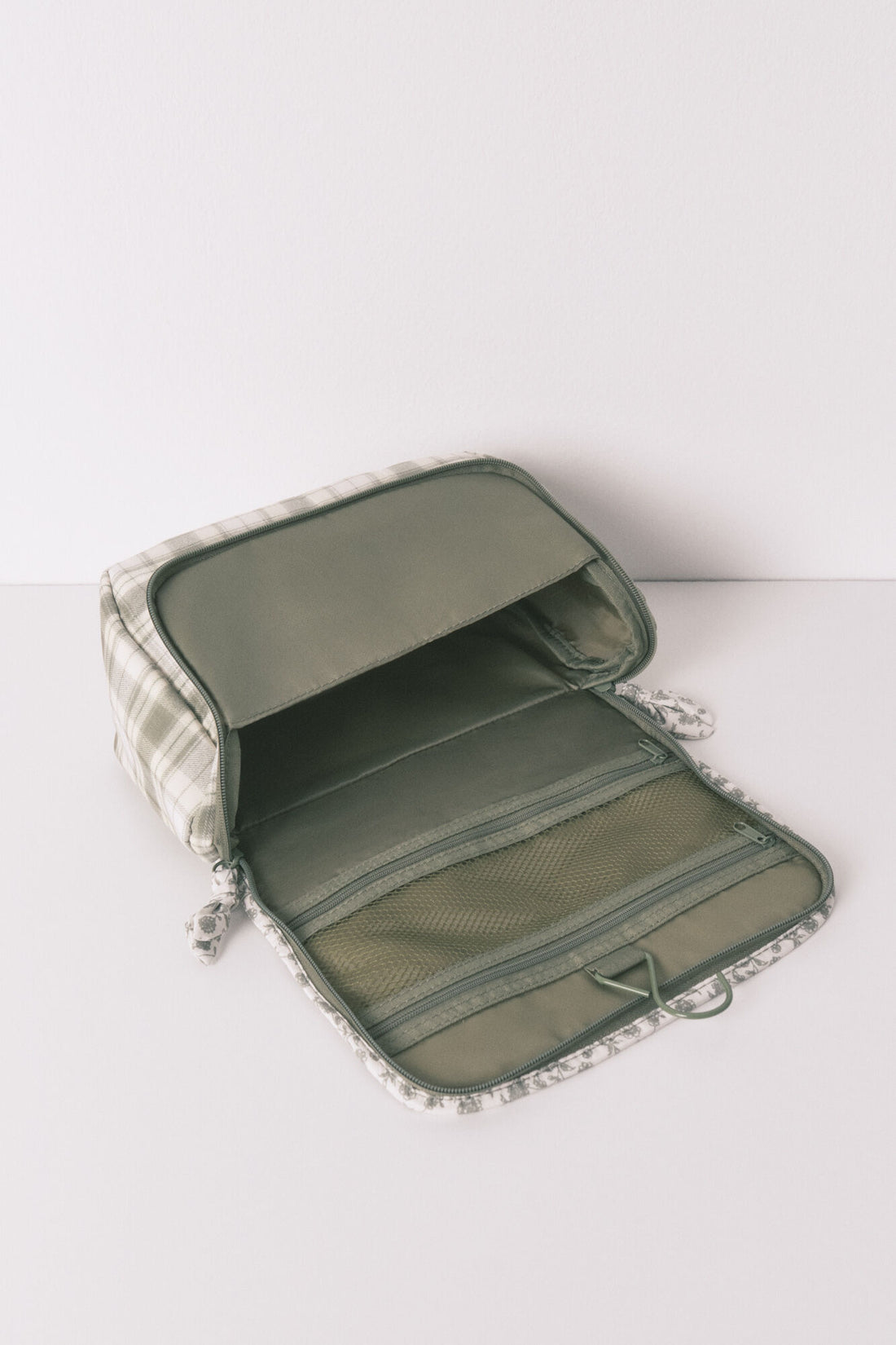 Women Secret_Green Print_Large Vanity Case with Green Snoopy Hanger_4842009_29_02