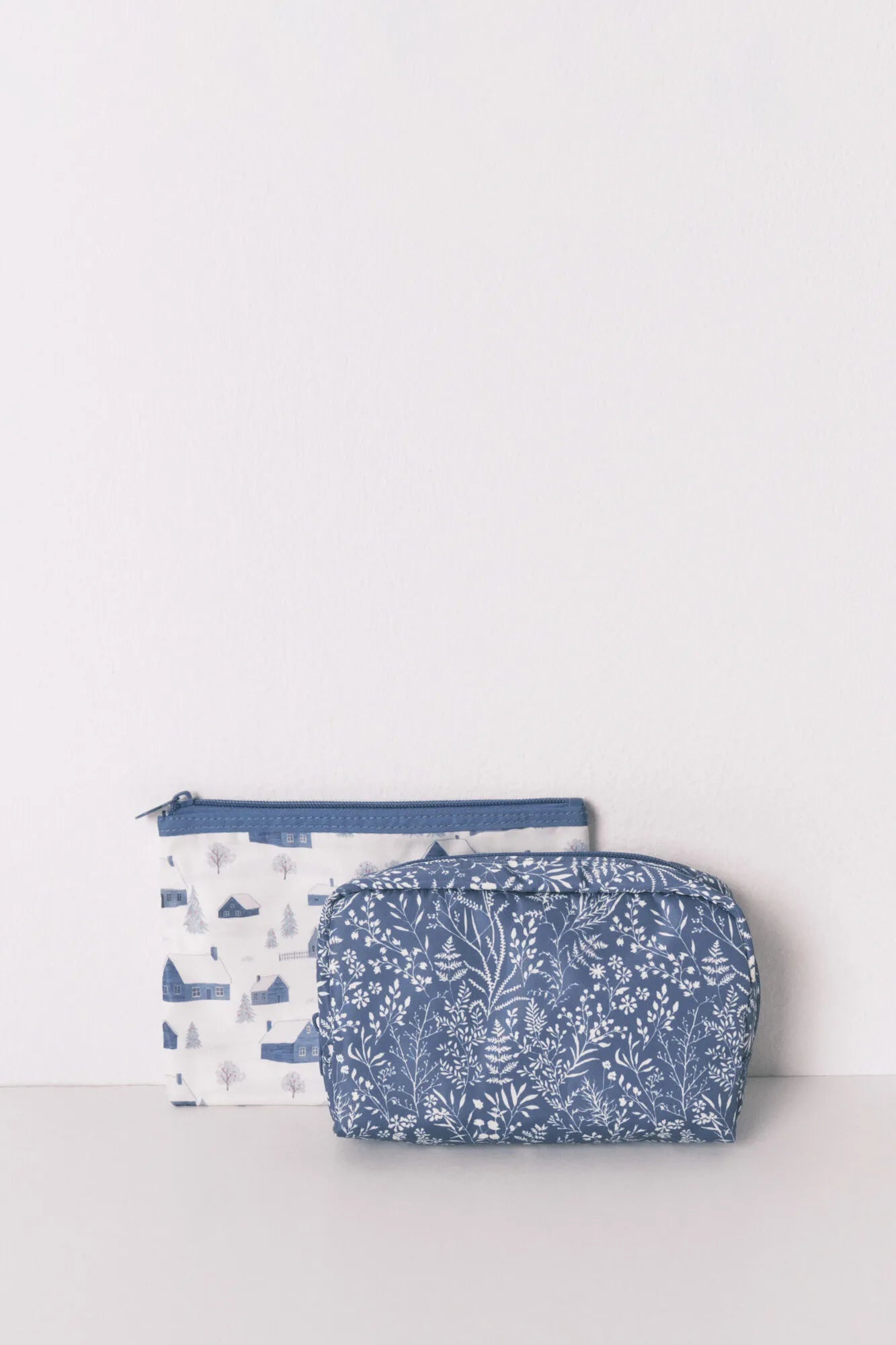 Women Secret_Multicoloured_Pack of 3 Toiletry Bags with Assorted Blue and White Prints_4842019_98_04