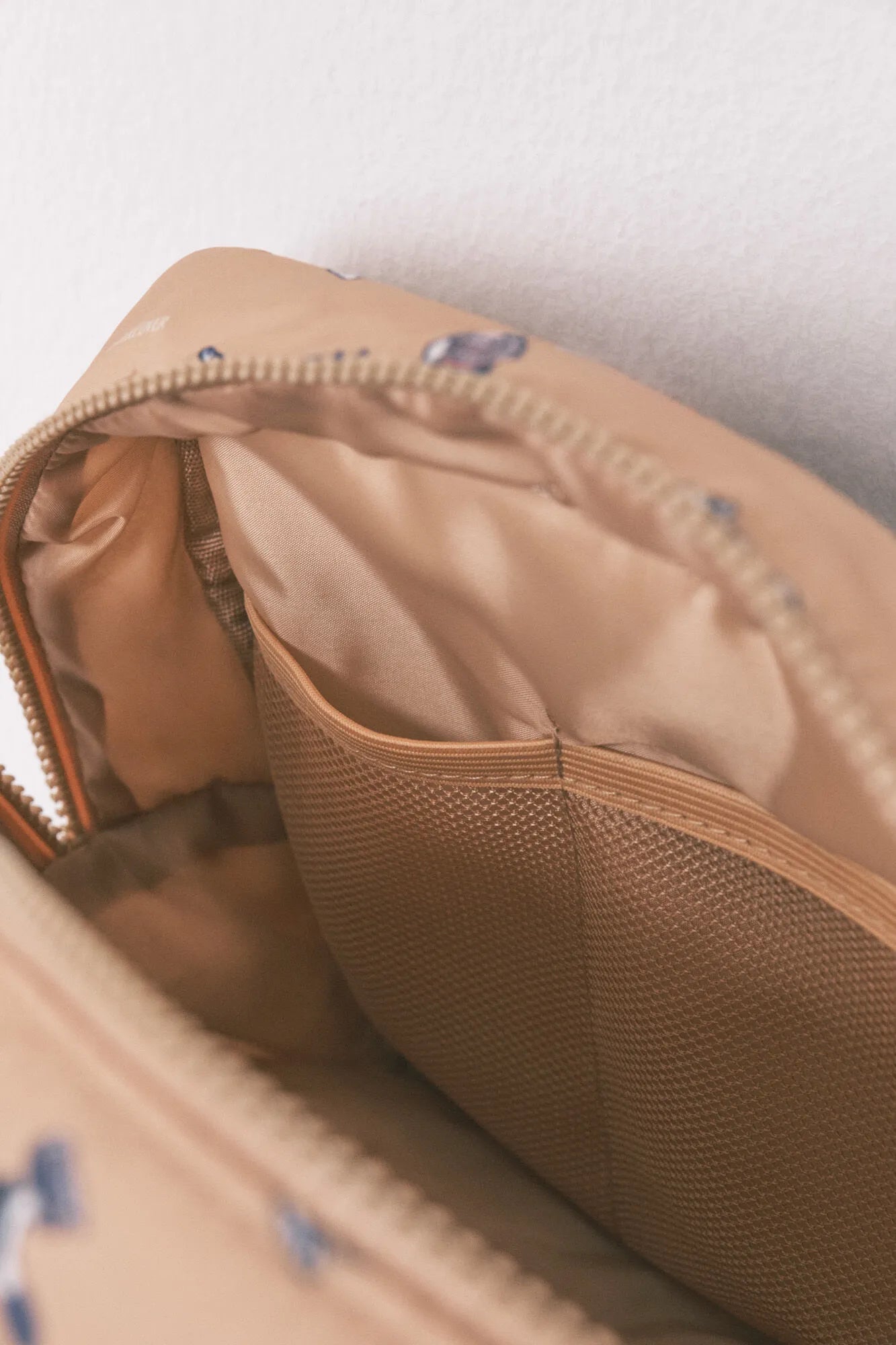 Women Secret_Light Brown_Large Snoopy Suitcase Toiletry Vanity Case_4842031_32_02