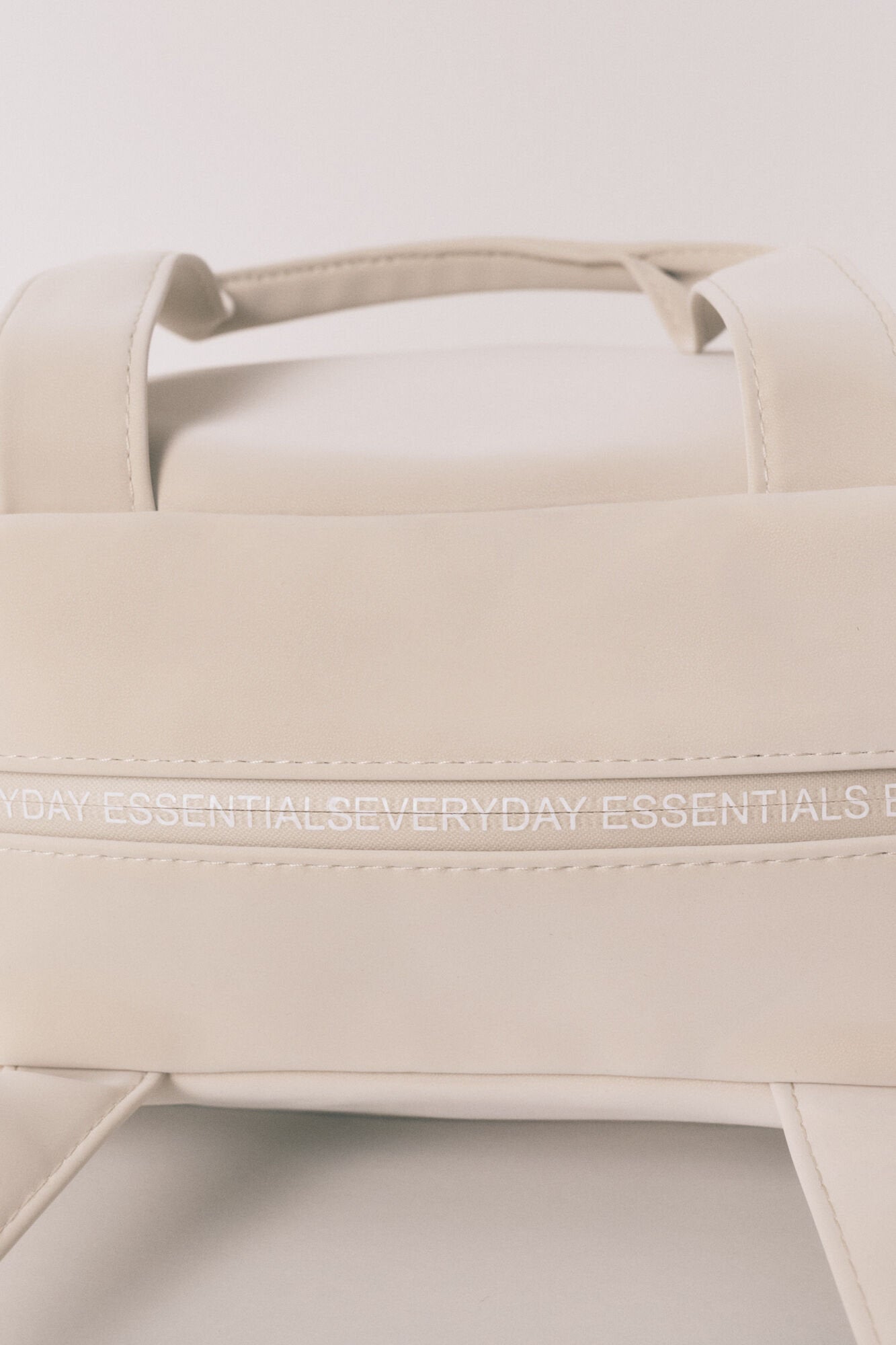 Women Secret_Large Ivory Rubber Vanity Case_4842934_96_04