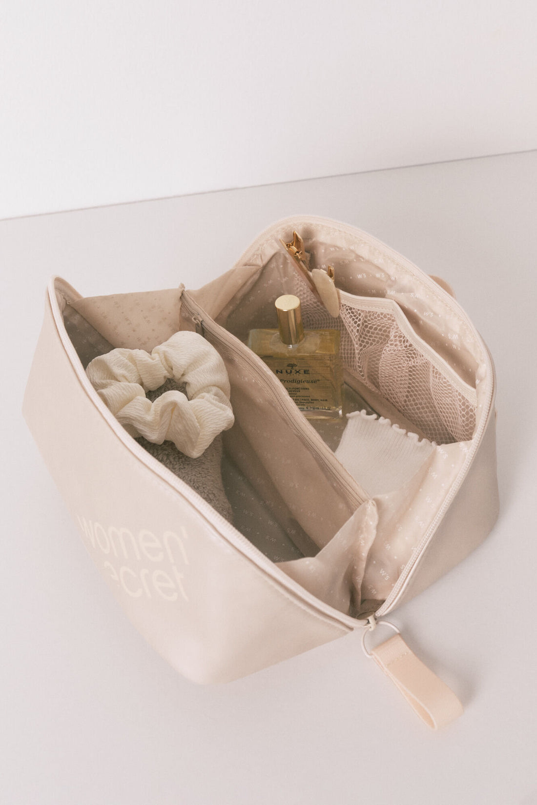 Women Secret_Small Ivory Metalized Rubber Vanity Case_4842940_96_02