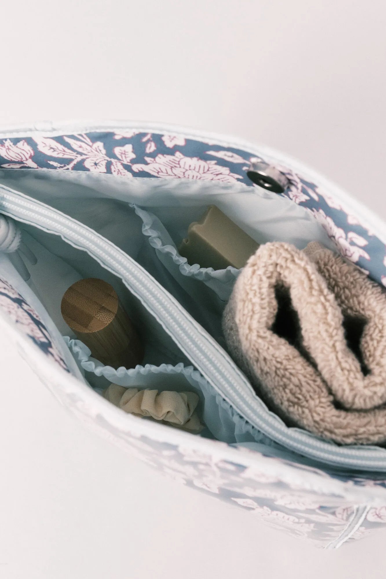 Women Secret Multicoloured Women Blue Medium Floral Print Vanity Case SKU: 4843050_98 Image 07