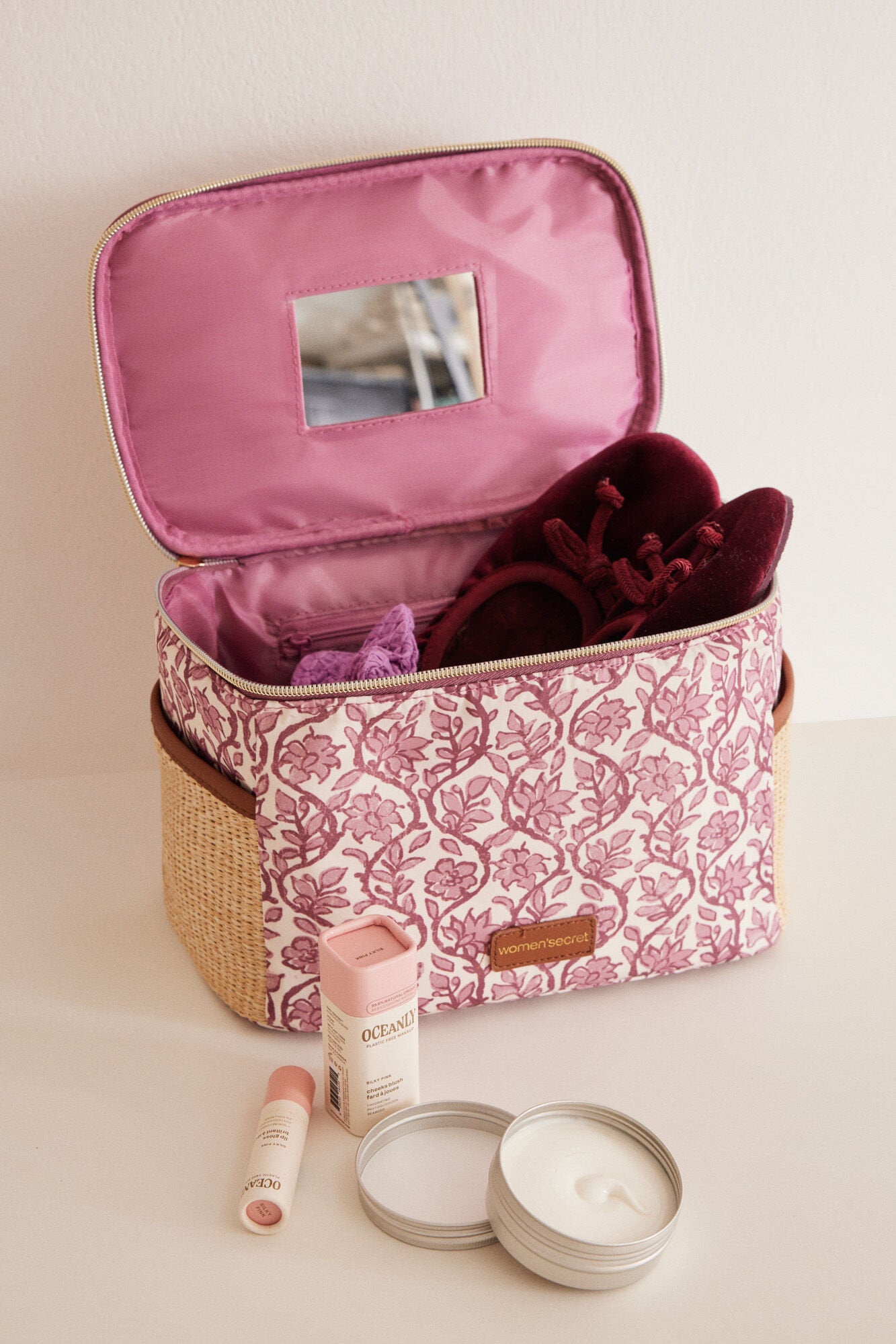 Maroon Big Vanity Case_4847912_69_02