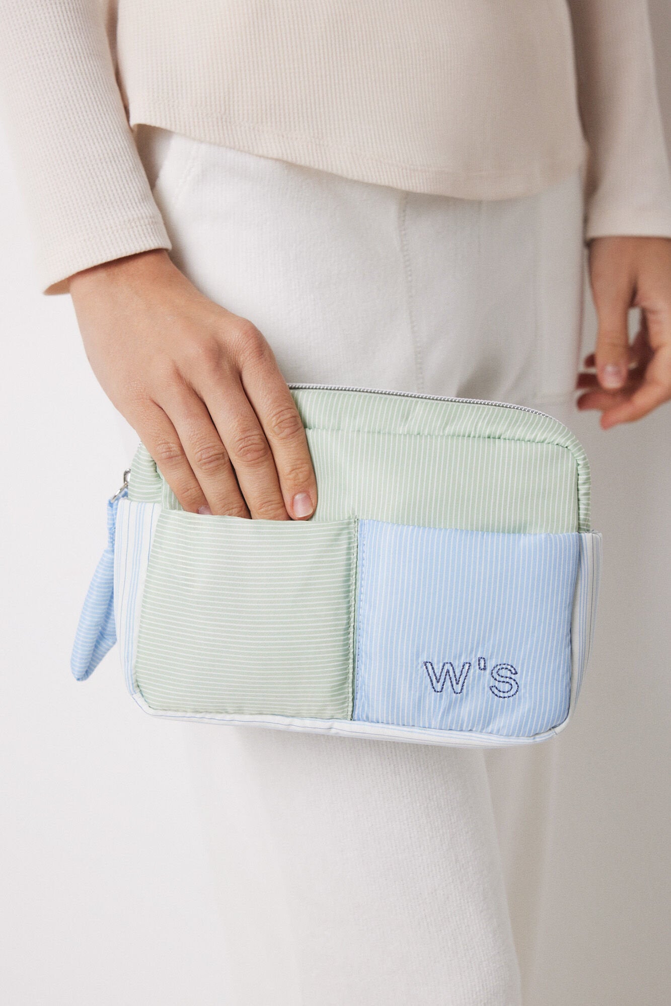 Women Secret_Medium Nylon Toiletry Bag with Striped Print_4849224_98_01