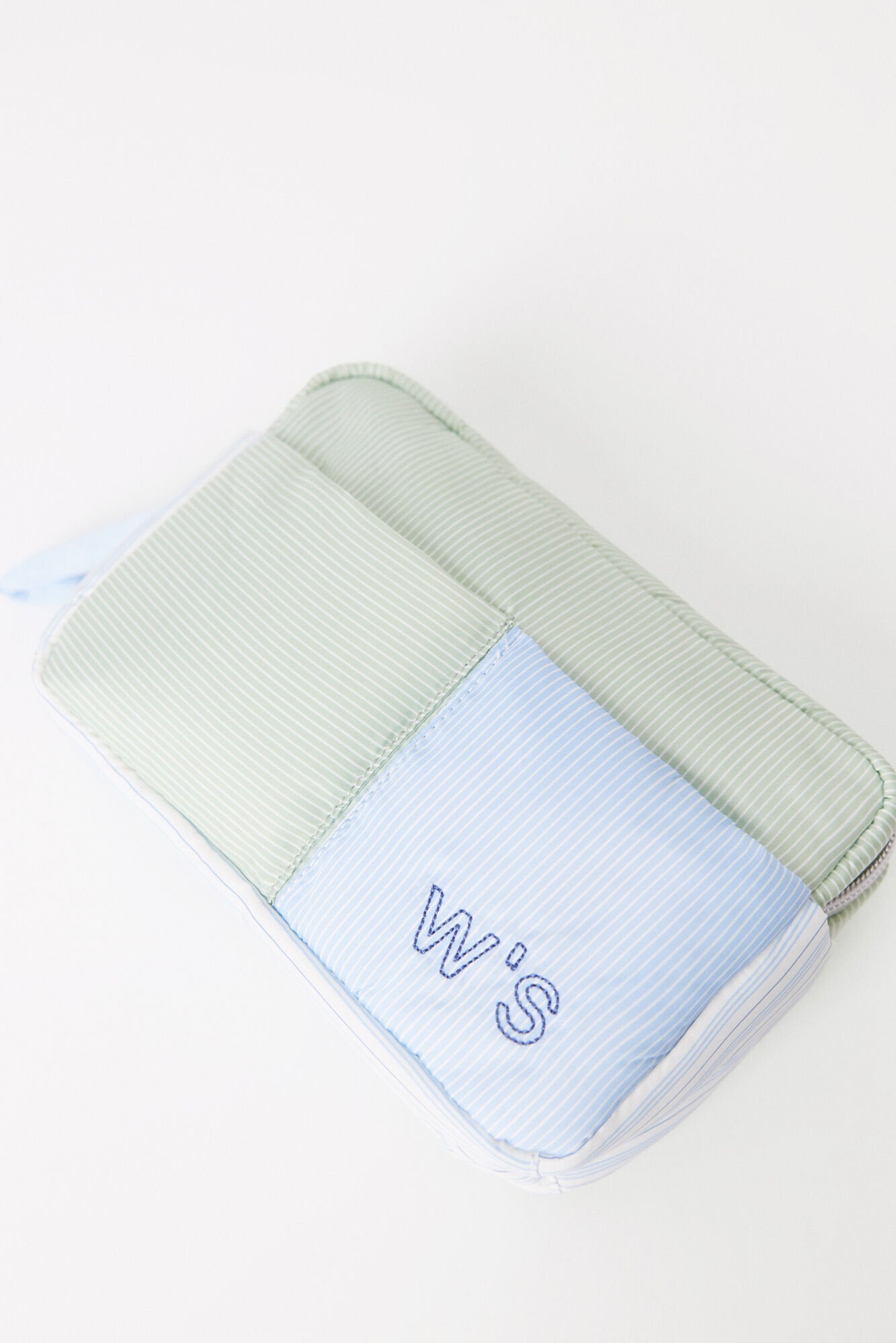 Women Secret_Medium Nylon Toiletry Bag with Striped Print_4849224_98_02