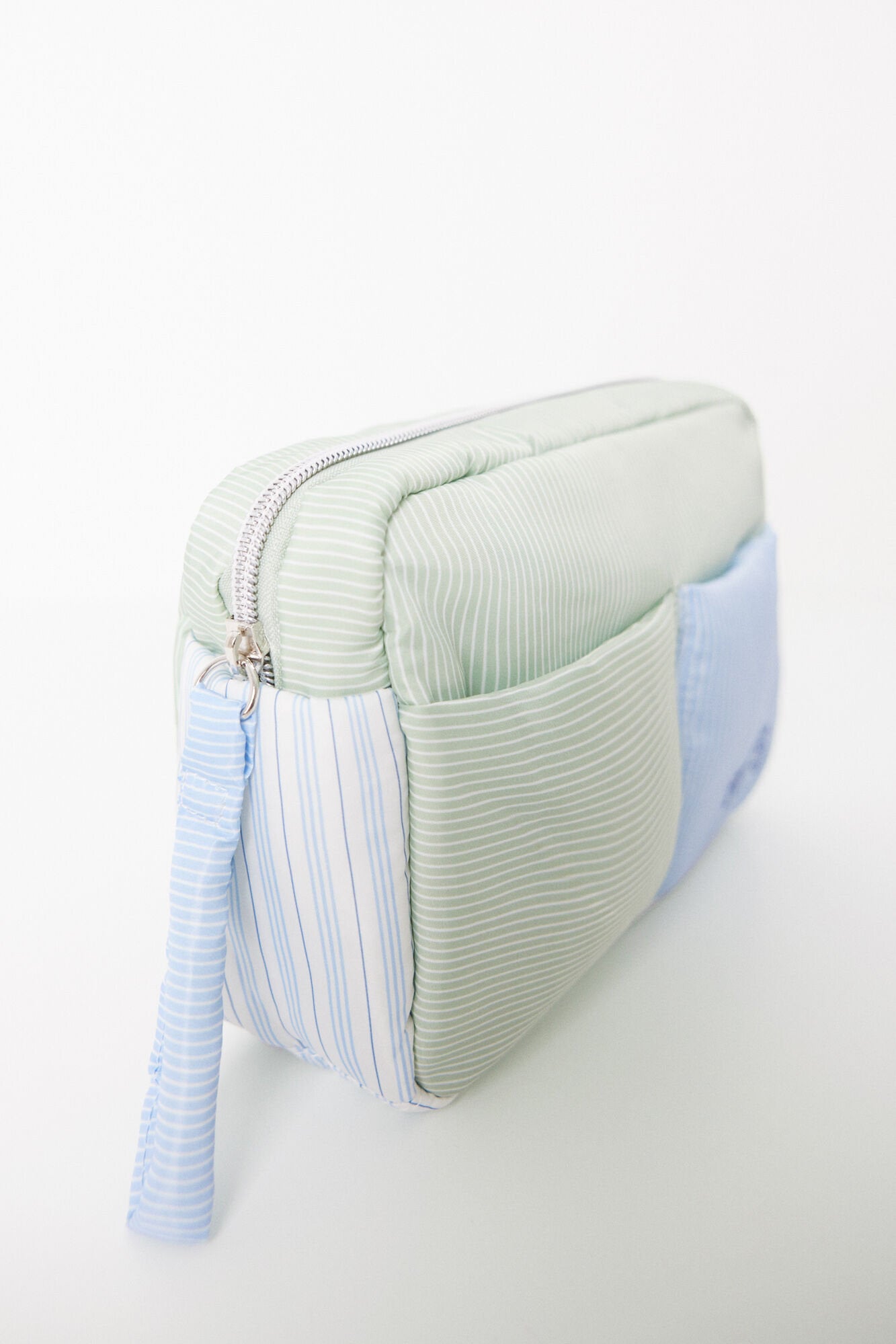 Women Secret_Medium Nylon Toiletry Bag with Striped Print_4849224_98_03