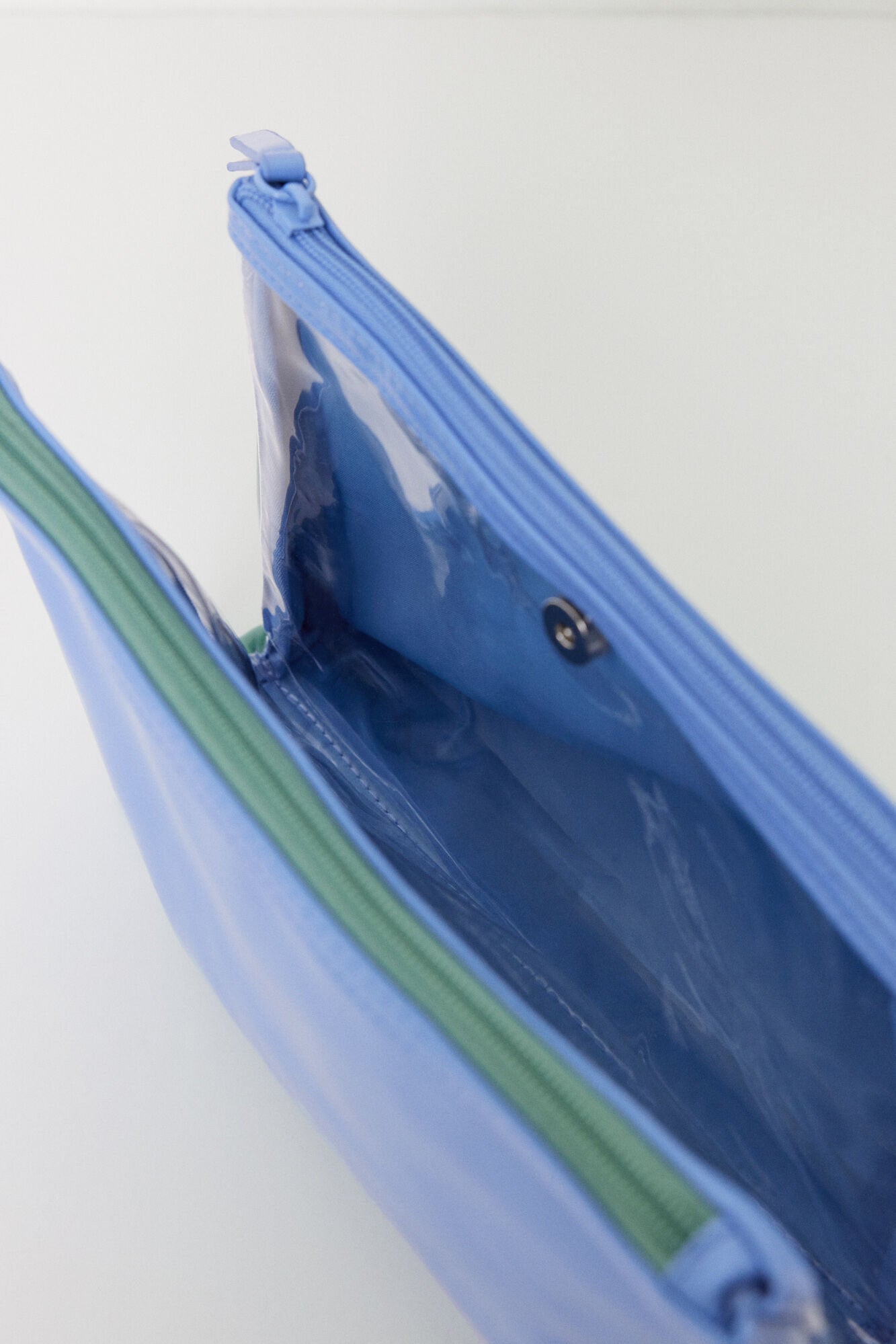 Women Secret_Medium Blue and Green Patent Leather Toiletry Bag_4849225_97_02