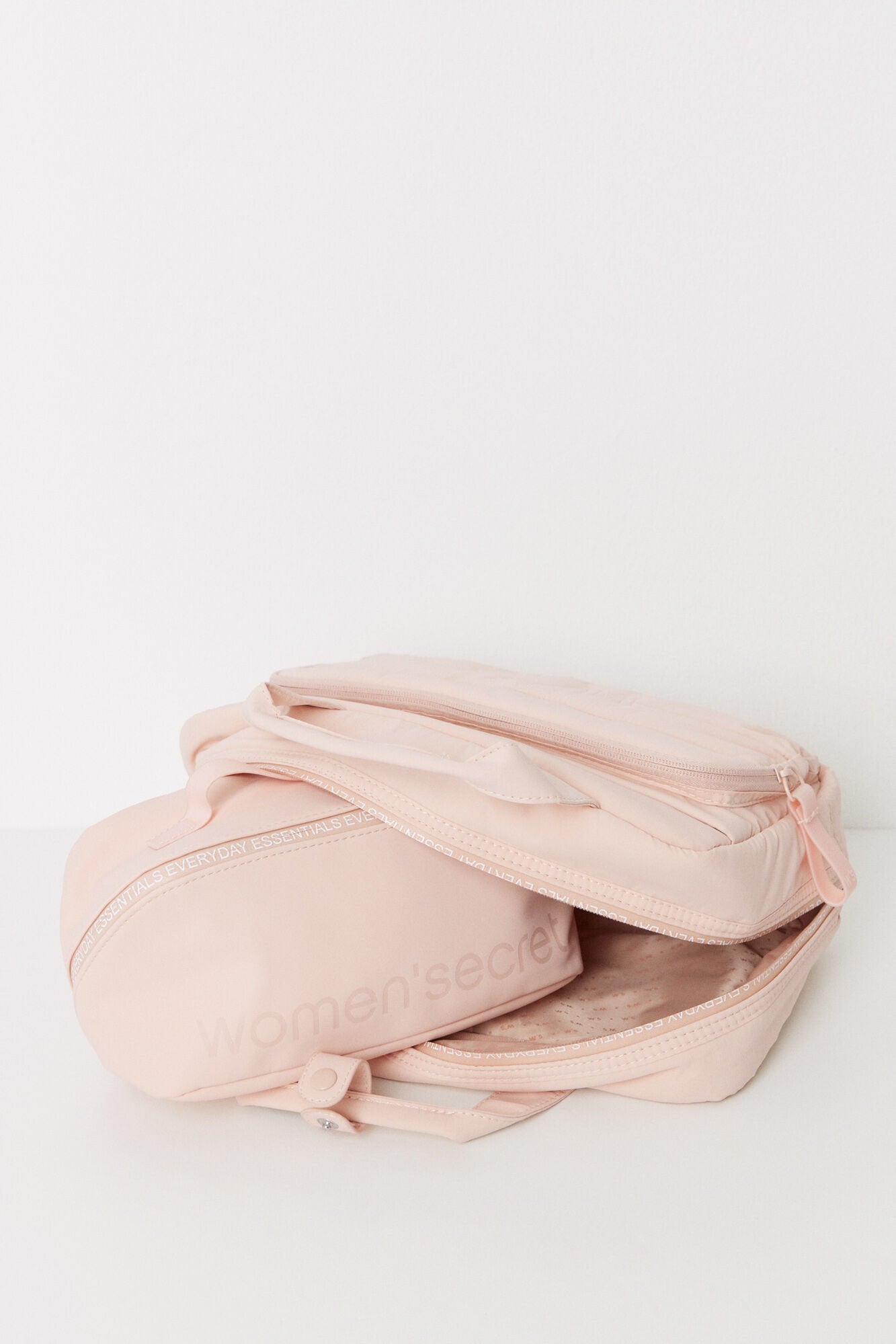 Women Secret_Large Pink Quilted Toiletry Bag_4849229_71_07