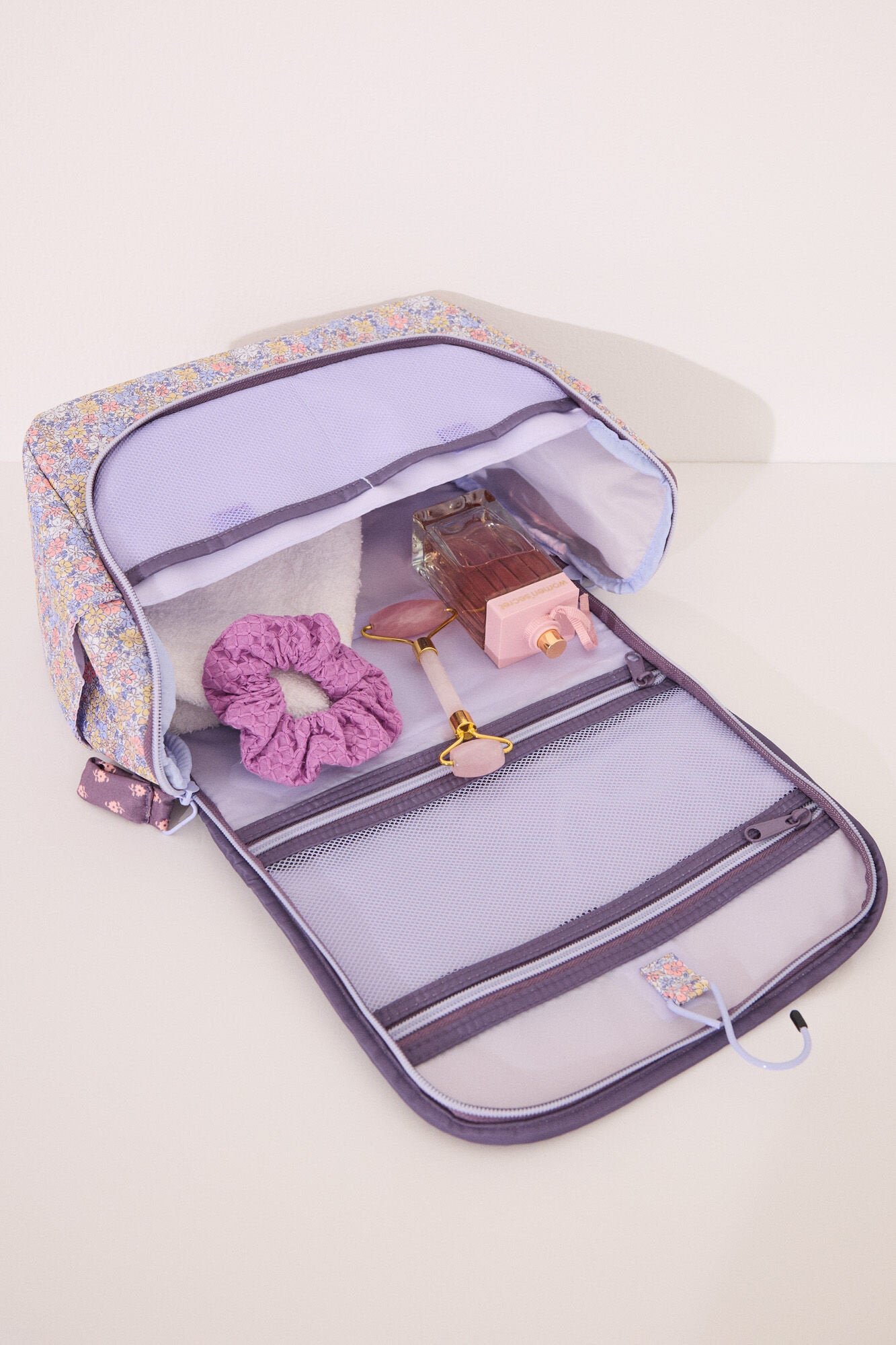 Women Secret_Large Nylon Vanity Case with Snoopy Flowers_4849237_98_02