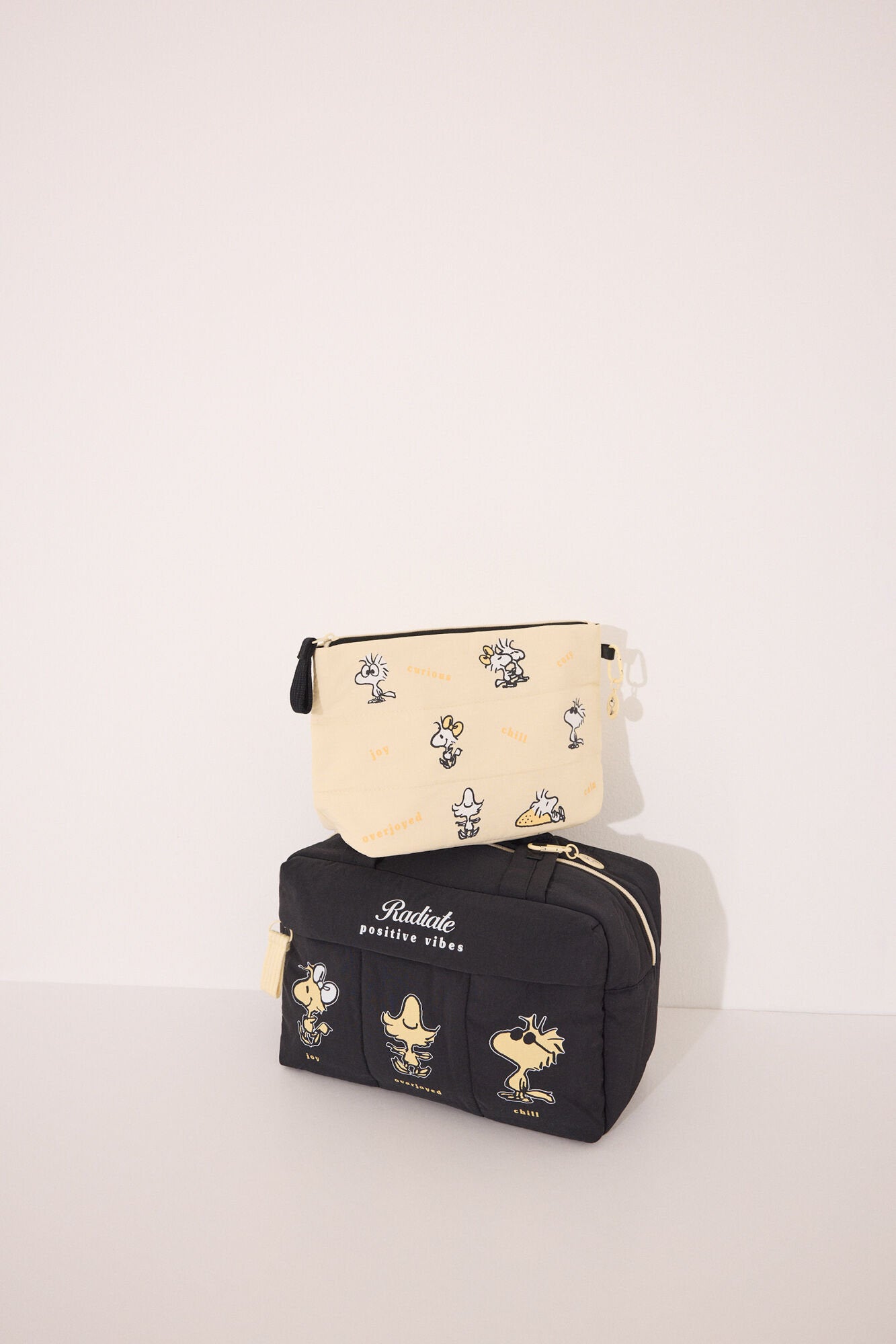 Women Secret_Medium Snoopy Yellow Vanity Case_4849252_05_04