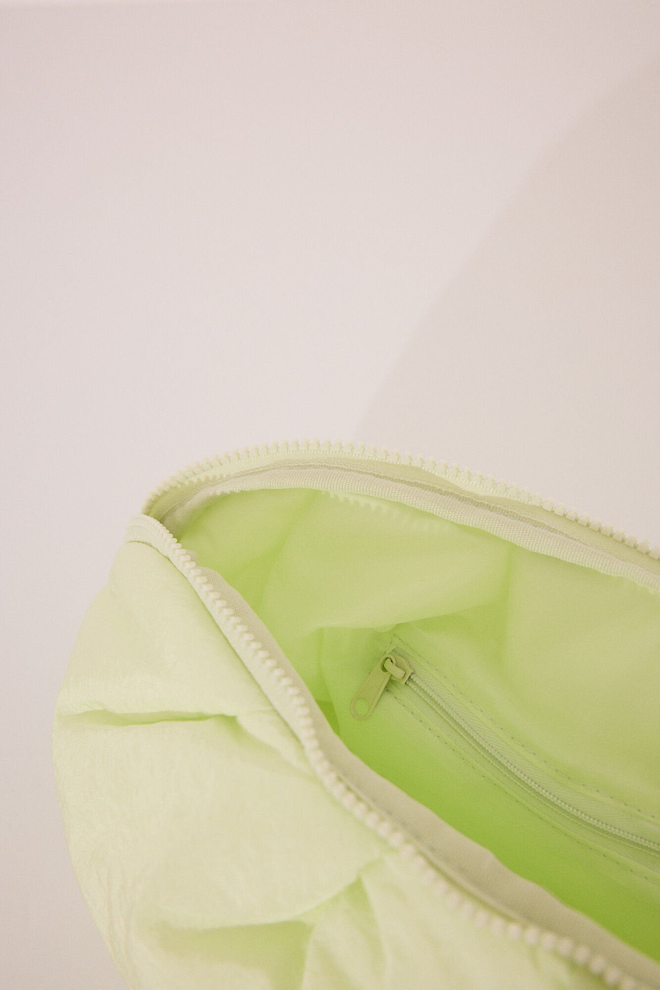 Women Secret_Large Cloud Nylon Vanity Case in Lime Green_4849260_28_02
