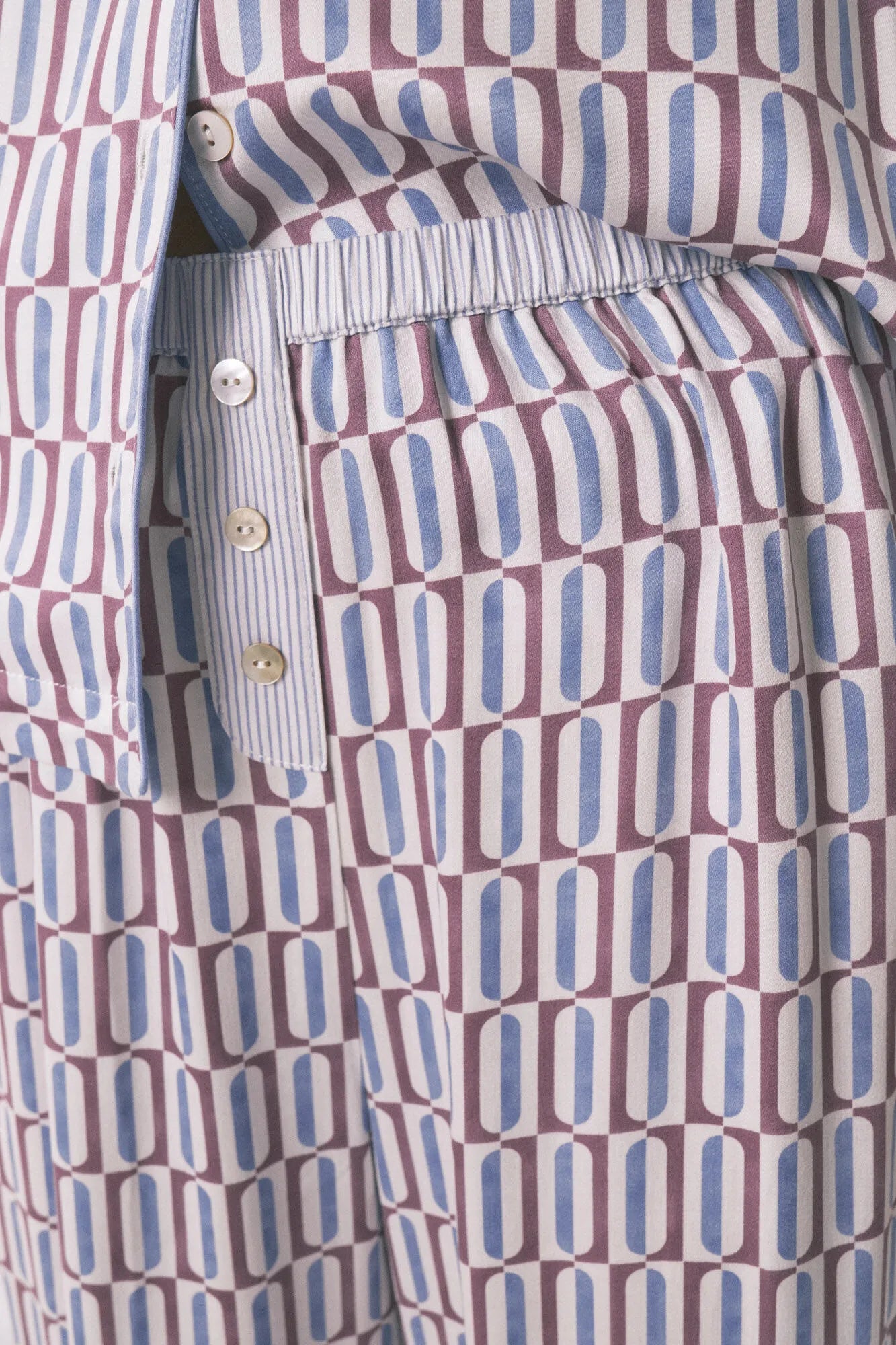 Women Secret_Printed_Long Satin Classic Pyjamas with Geometric Print_4852102_69_06