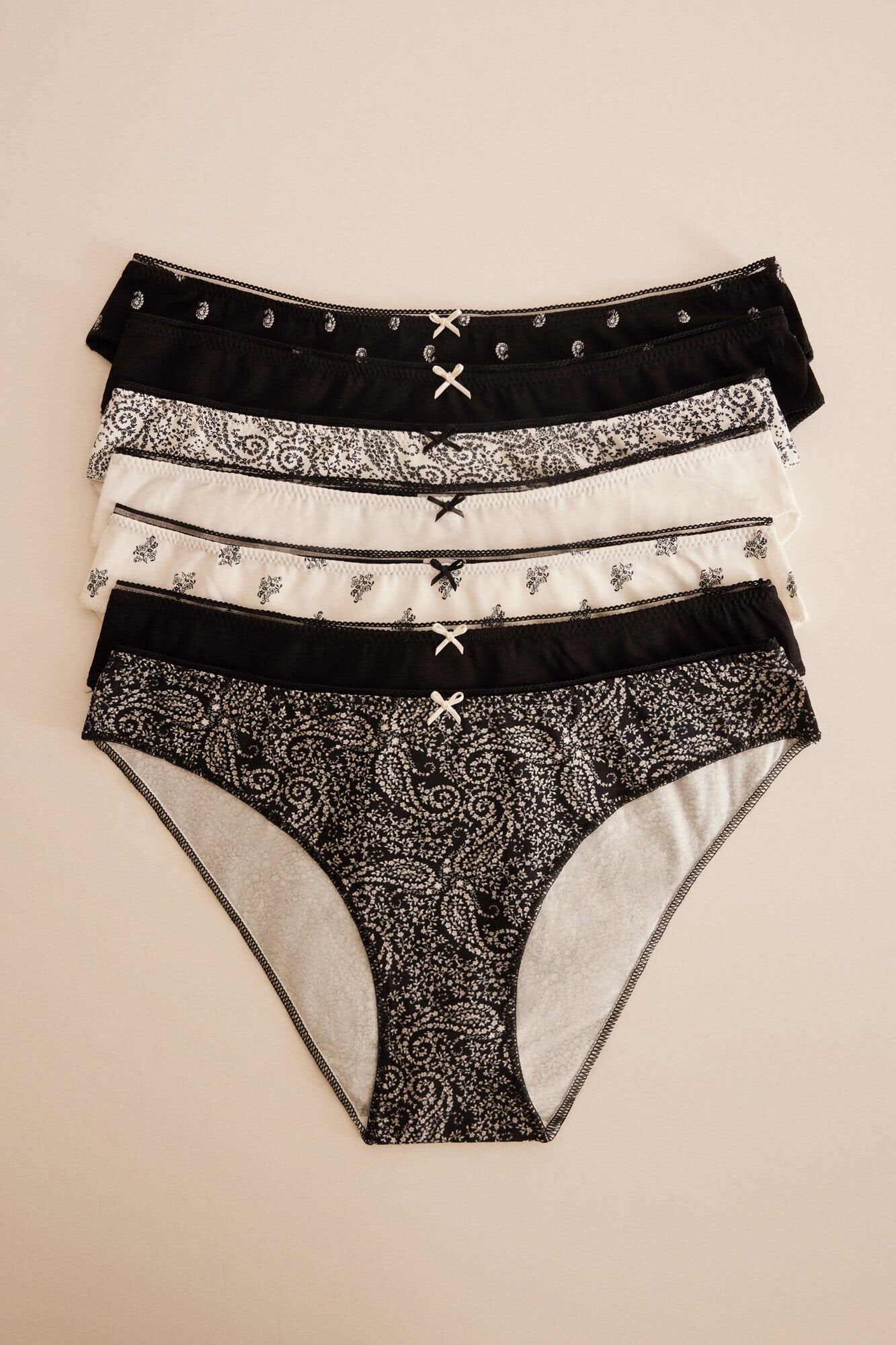 Pack Of 7 Classic B & W Cotton Panties_04