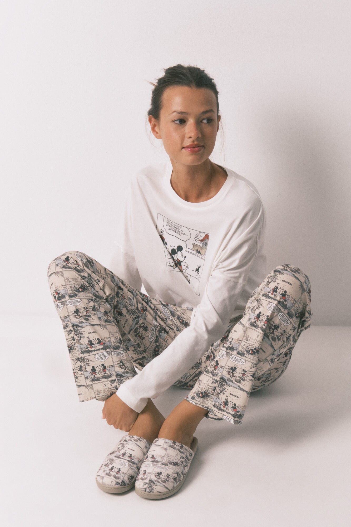 Women Secret_Multicoloured_Mickey Mouse White Slippers_4992526_98_01