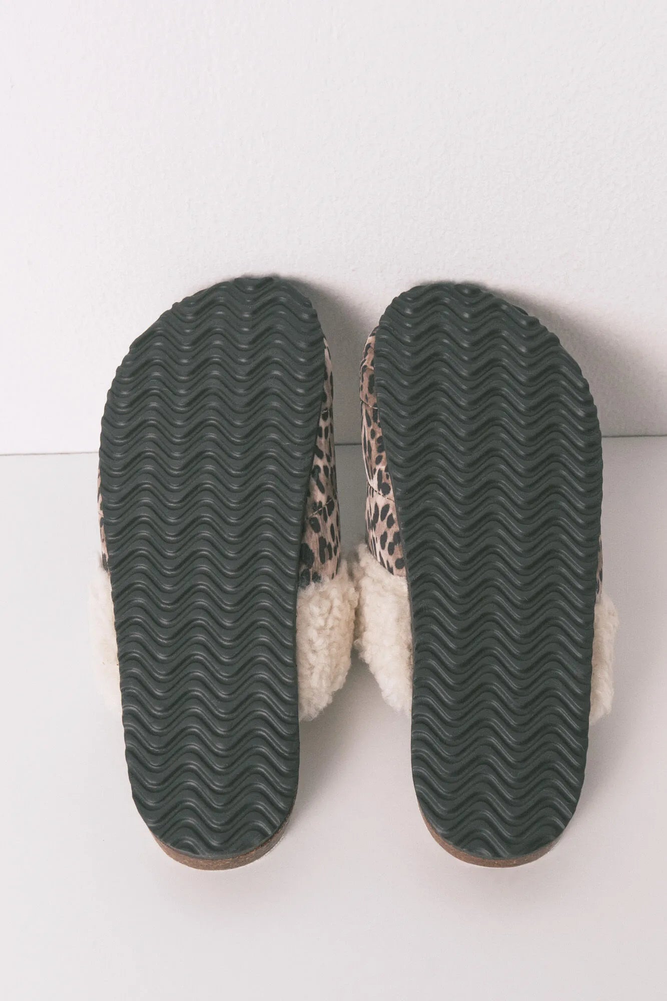 Women Secret_Nude_Animal Print Sheepskin Faux Shearling-Style Slippers_4992535_39_05