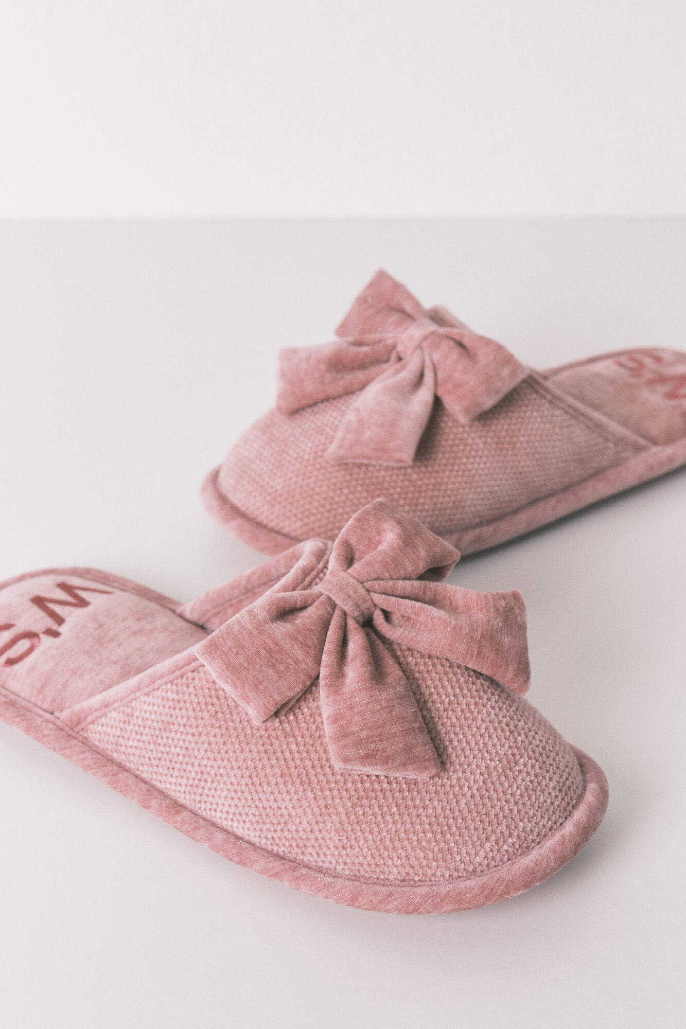 Women Secret_Pink_Closed Pink Chenille Slippers_4992544_70_02
