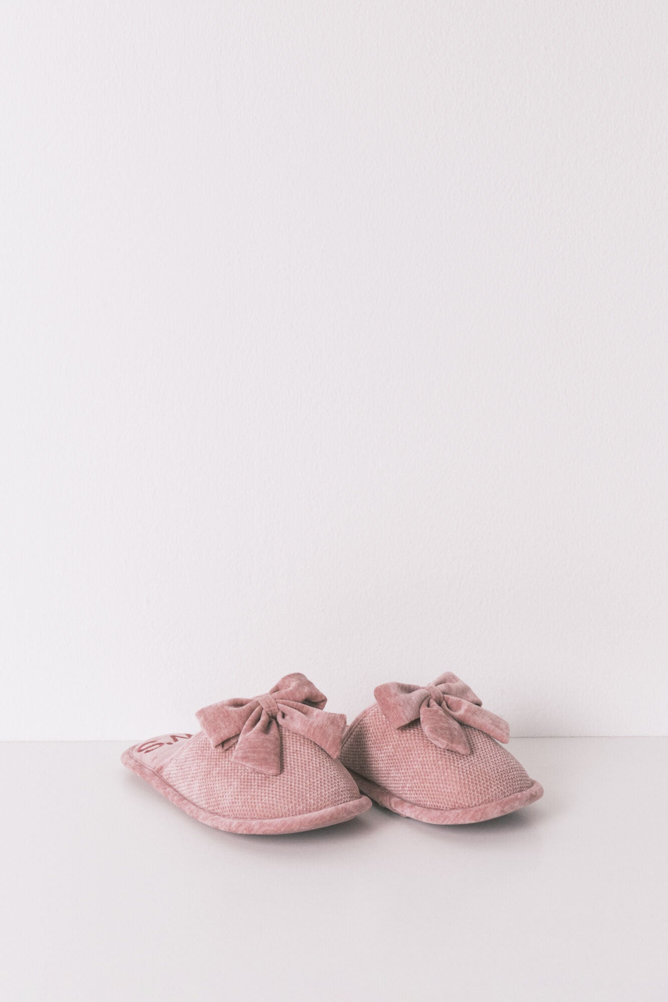 Women Secret_Pink_Closed Pink Chenille Slippers_4992544_70_04