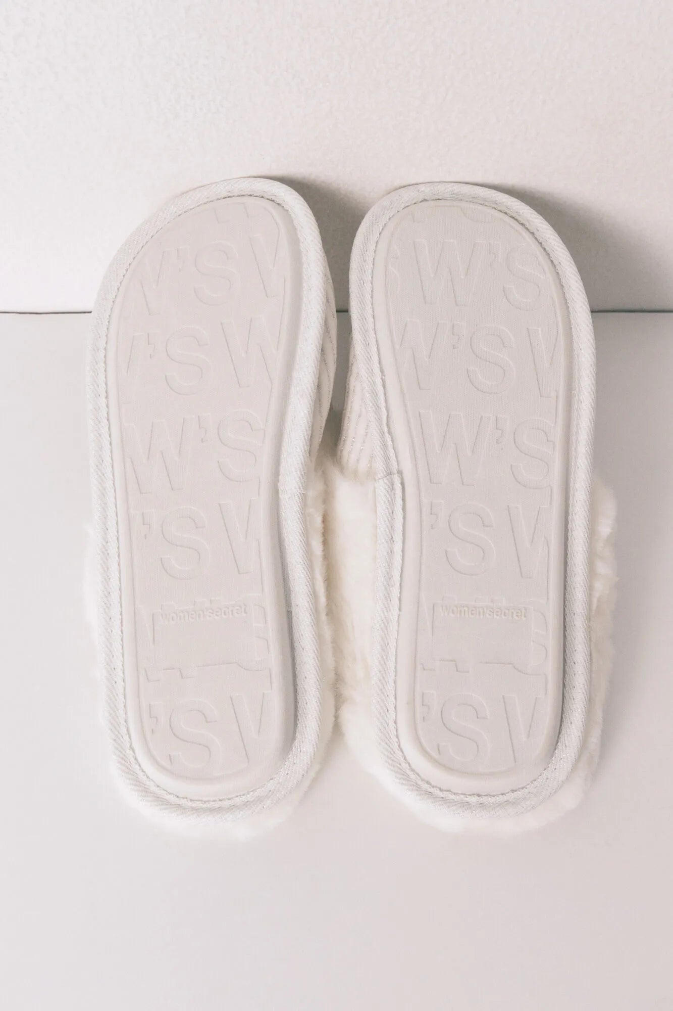 Women Secret_Ivory_White Lurex Fur Ribbed Slippers_4992574_96_04