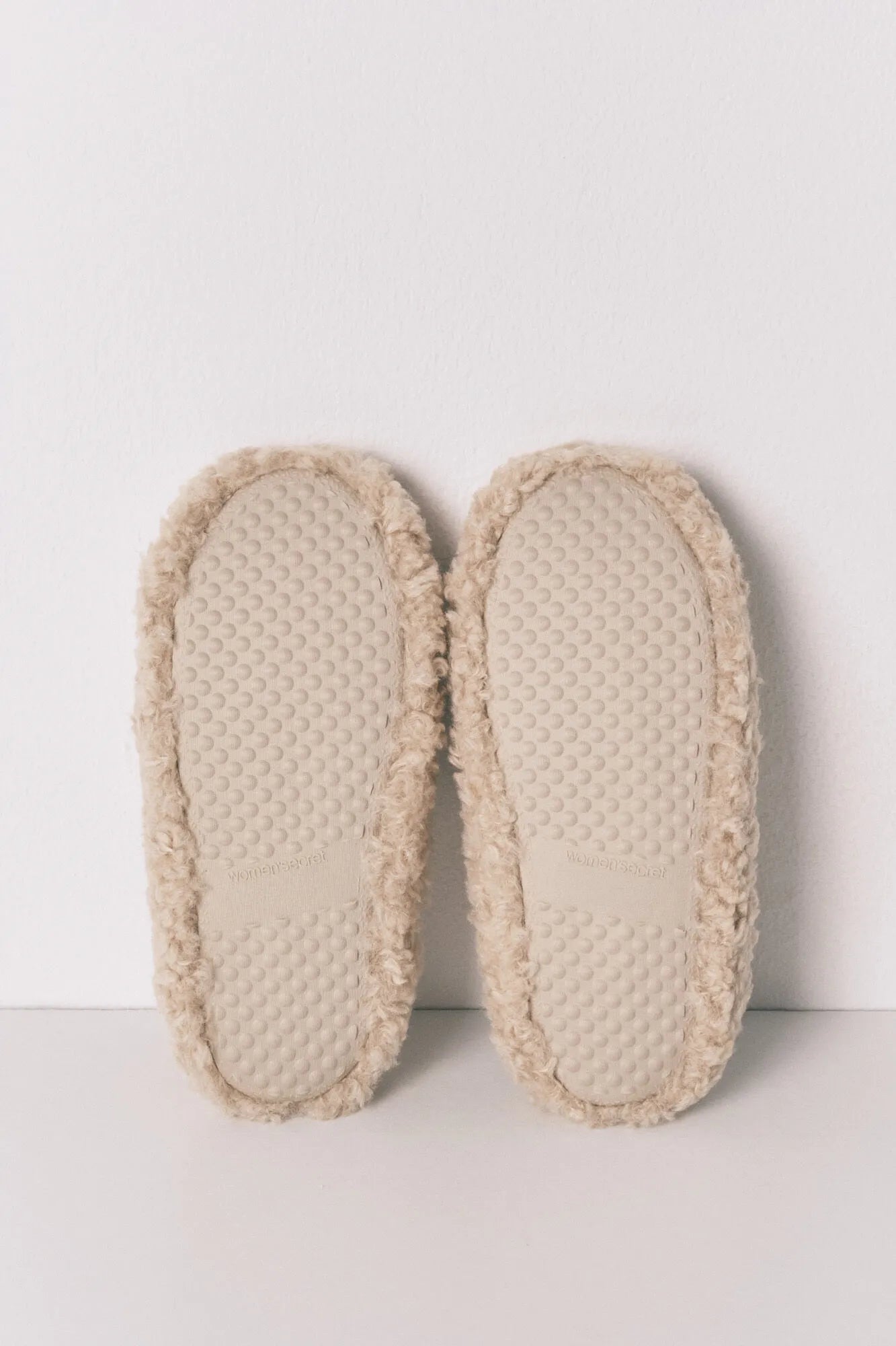Women Secret_Ivory_Snoopy Faux Shearling Slippers and Eye Mask Gift Pack_4992597_96_06