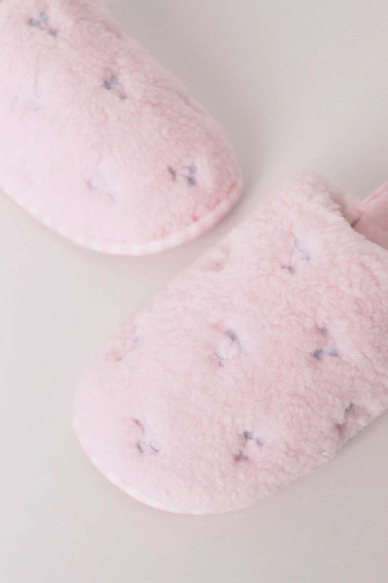 Women Secret_Pink_Faux Shearling Snoopy Slippers_4993684_70_01