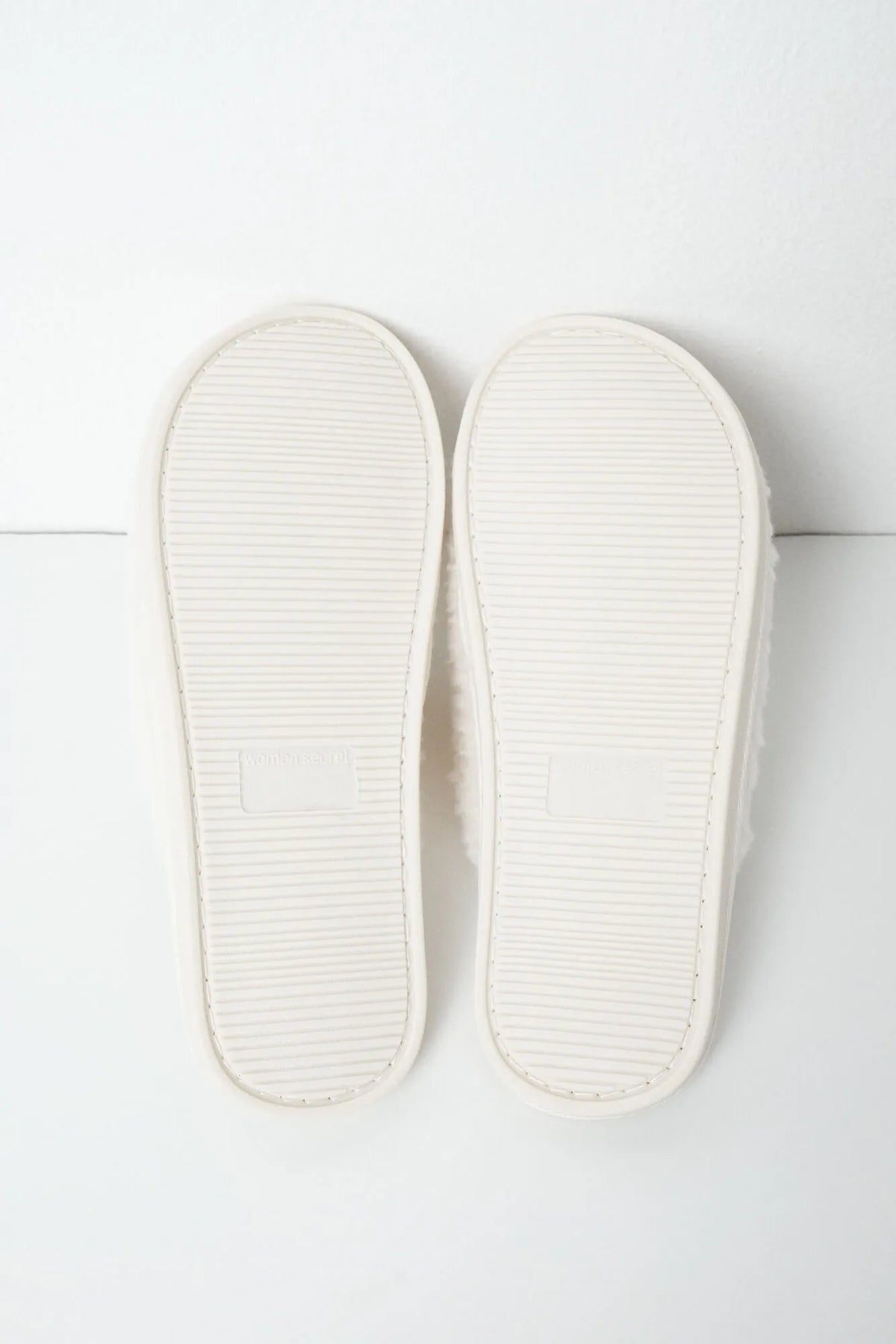Women Secret Ivory Women Snoopy Faux Shearling Slippers SKU: 4994433_96 Image 04
