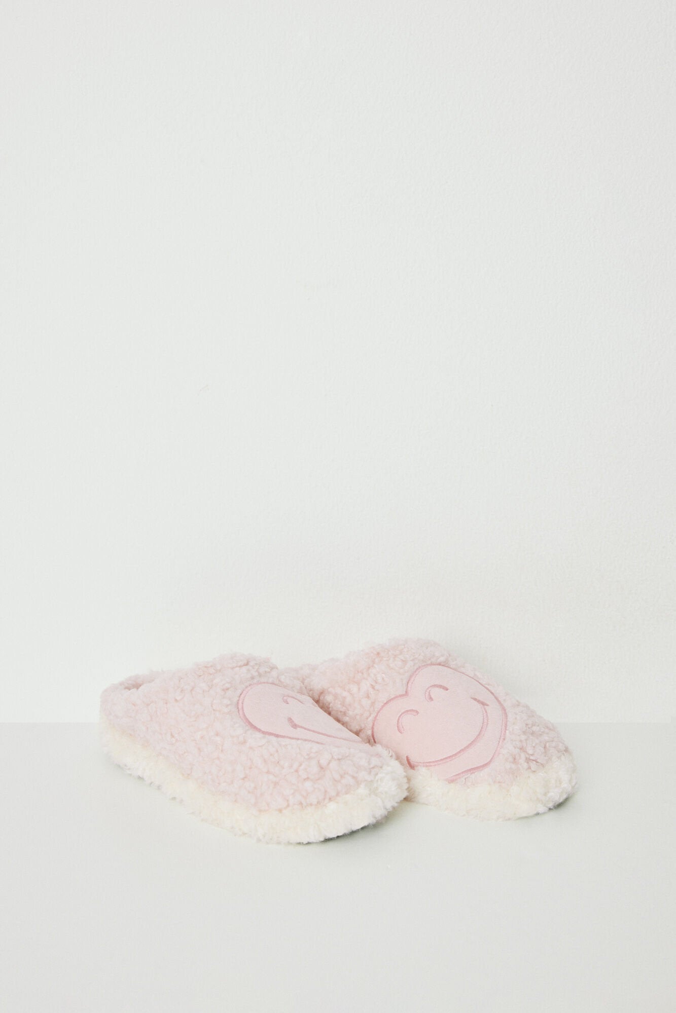 Women Secret_Faux Shearling Smiley Slippers_4999681_71_05