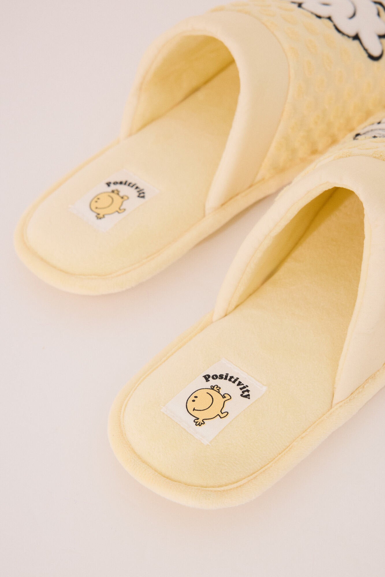 Women Secret_Mr. Happy Yellow Slippers_4999690_05_02