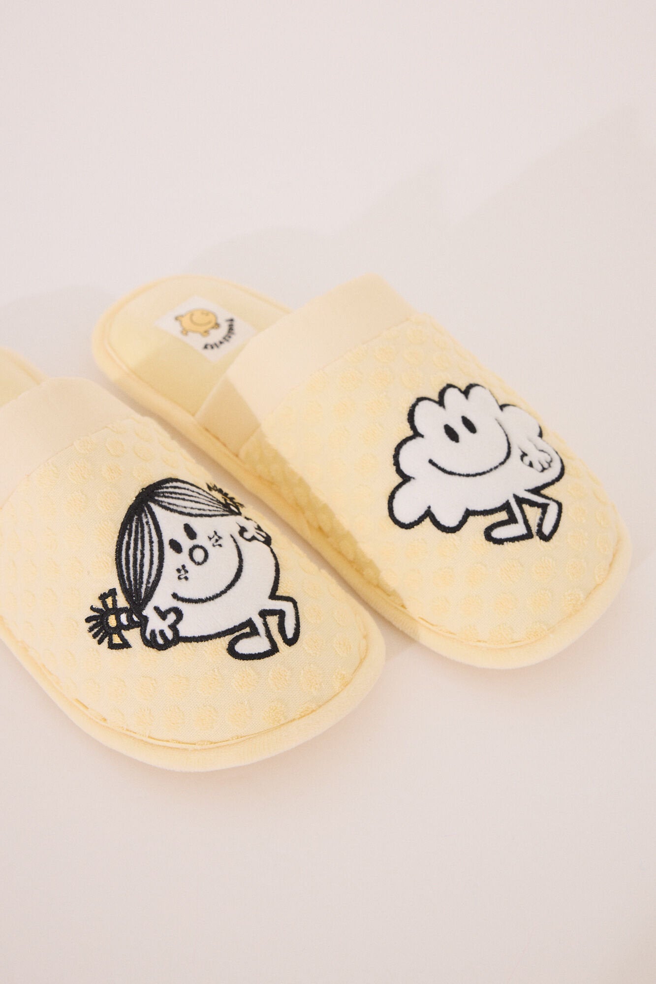 Women Secret_Mr. Happy Yellow Slippers_4999690_05_03