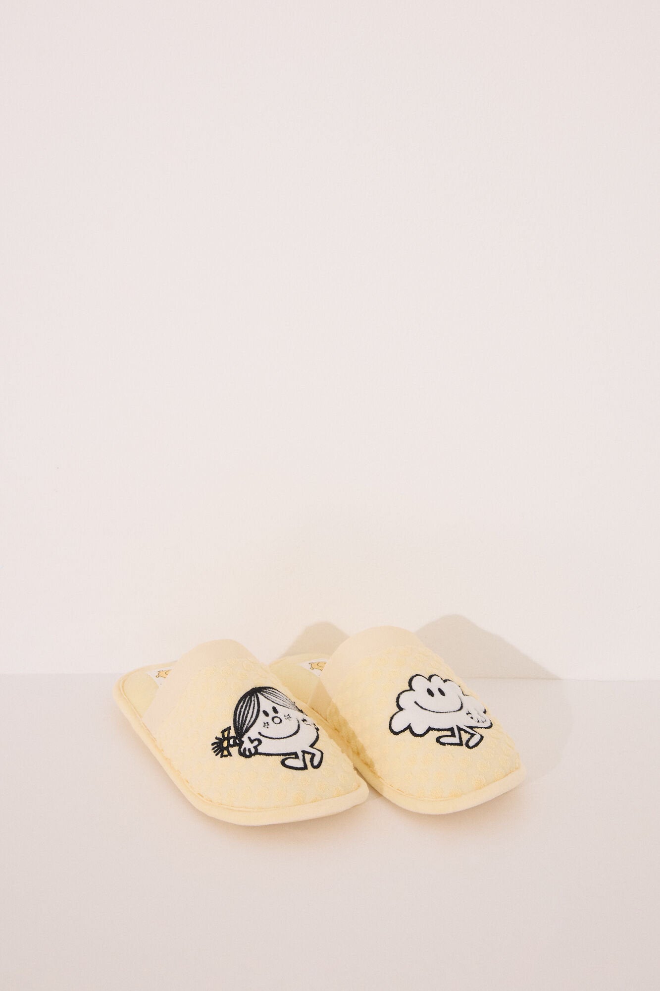 Women Secret_Mr. Happy Yellow Slippers_4999690_05_04