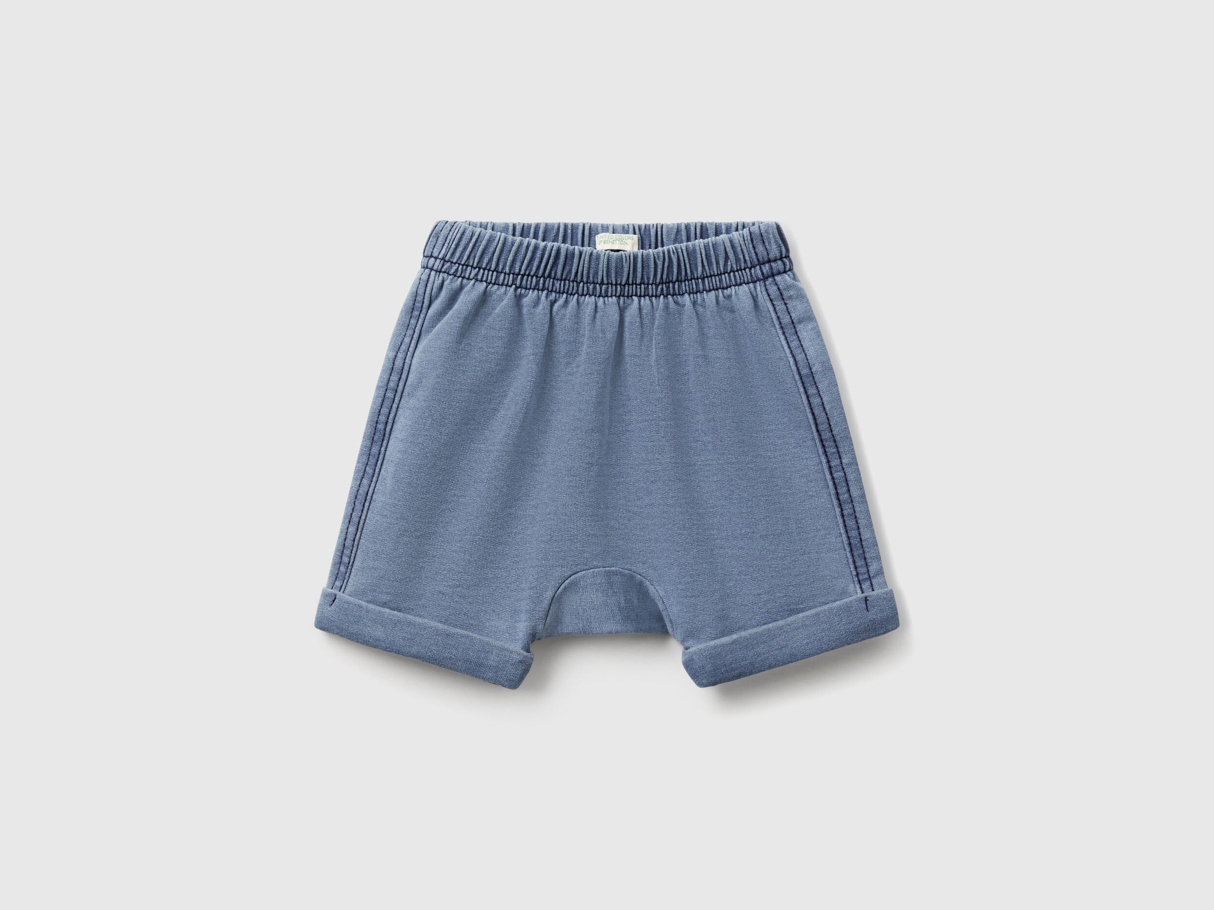 Benetton_Shorts with Patch in Denim Look Sweat_4BAYA900Y_902_01