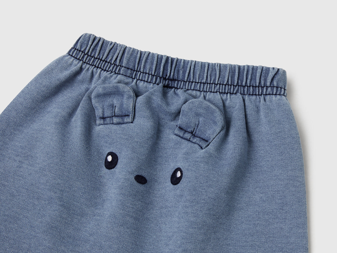 Benetton_Shorts with Patch in Denim Look Sweat_4BAYA900Y_902_03