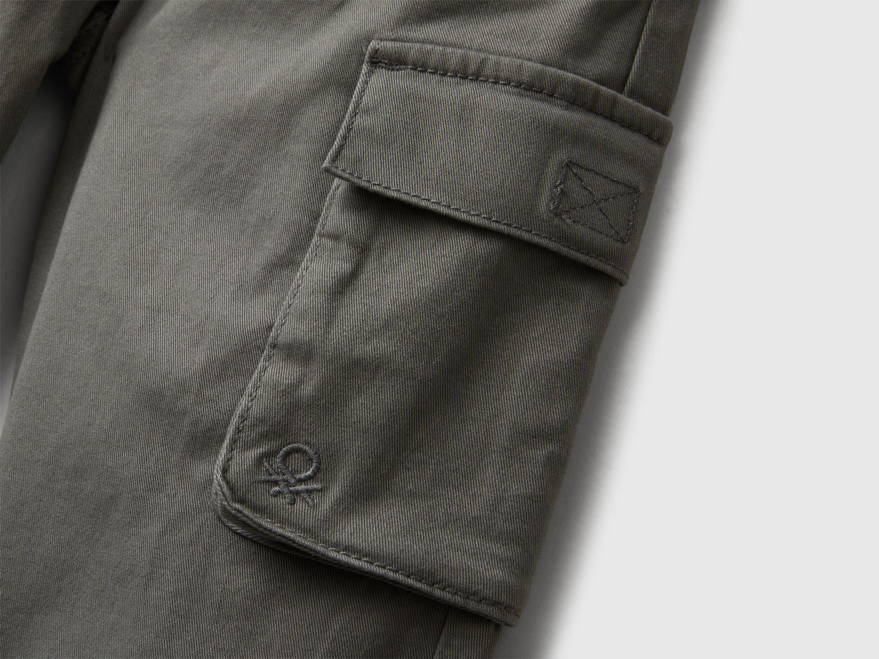 Benetton_Dark Gray_Cargo Trousers with Drawstring_4HM6GF01Z_00W_03