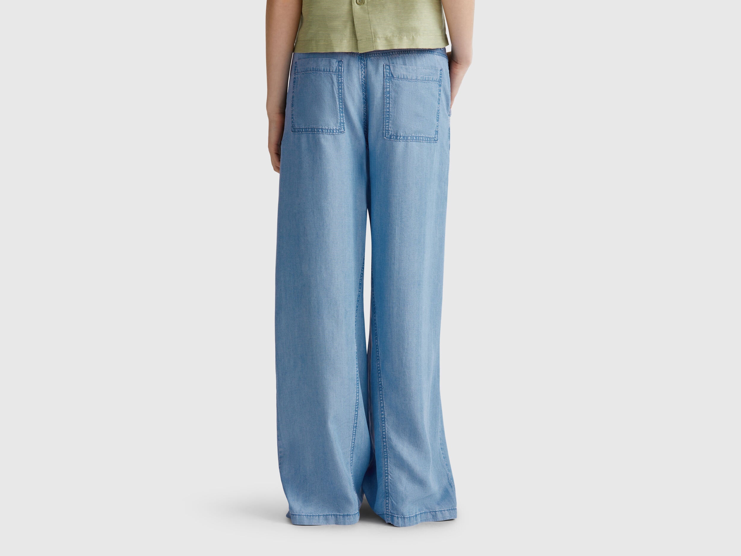 Benetton_Wide Trousers in Chambray_4KHNDF09L_902_03