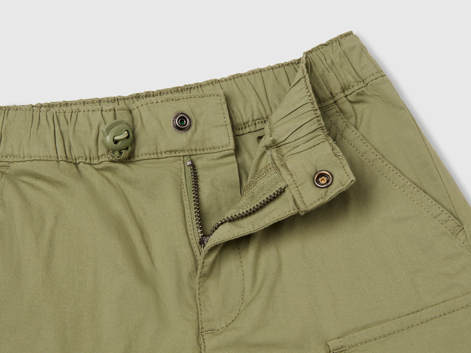 Benetton_Parachute Shorts in Stretch Cotton_4L2VG902V_26K_03