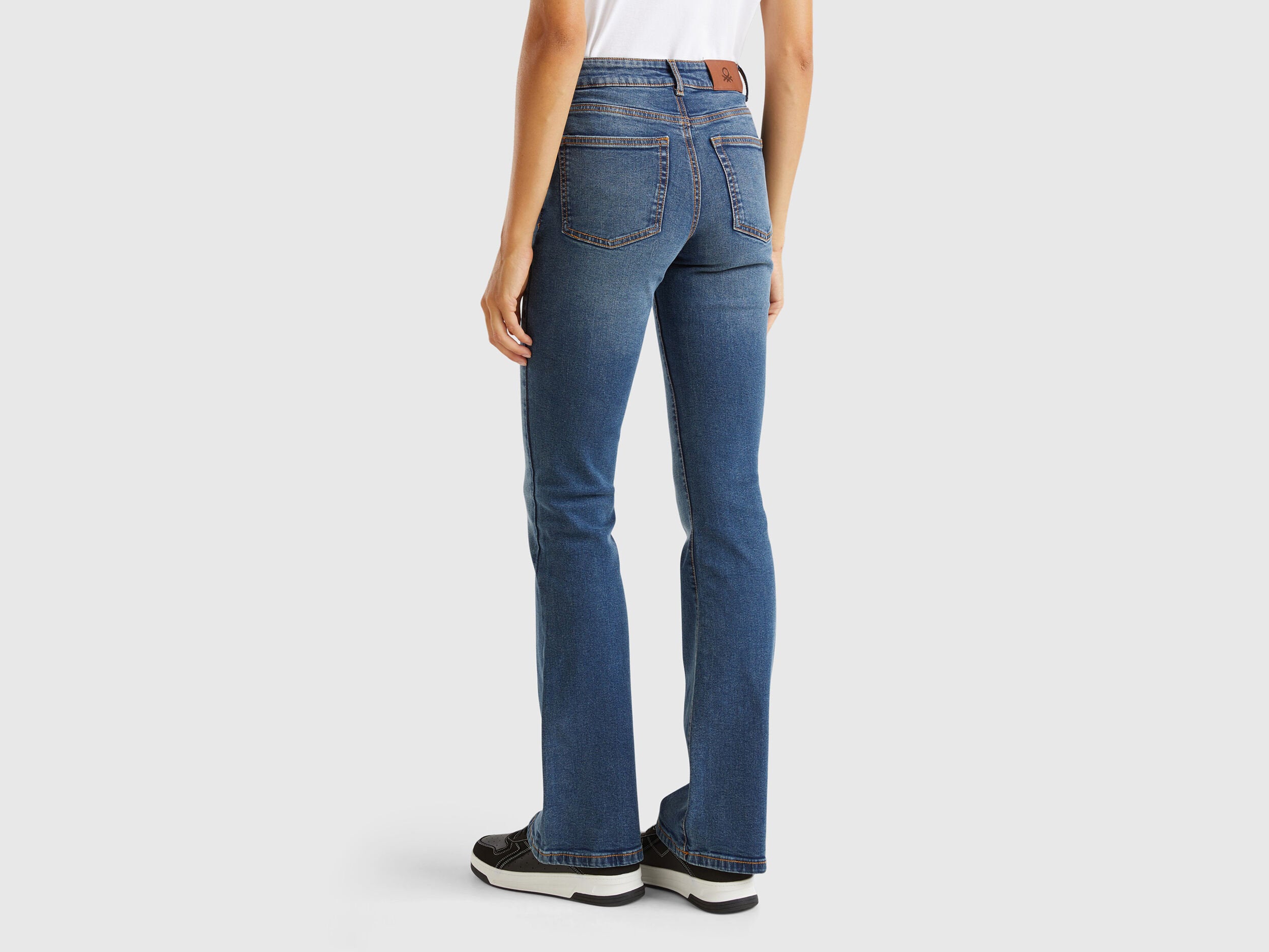 Benetton_Flared Jeans in Recycled Cotton Blend_4OTADE00F_901_02