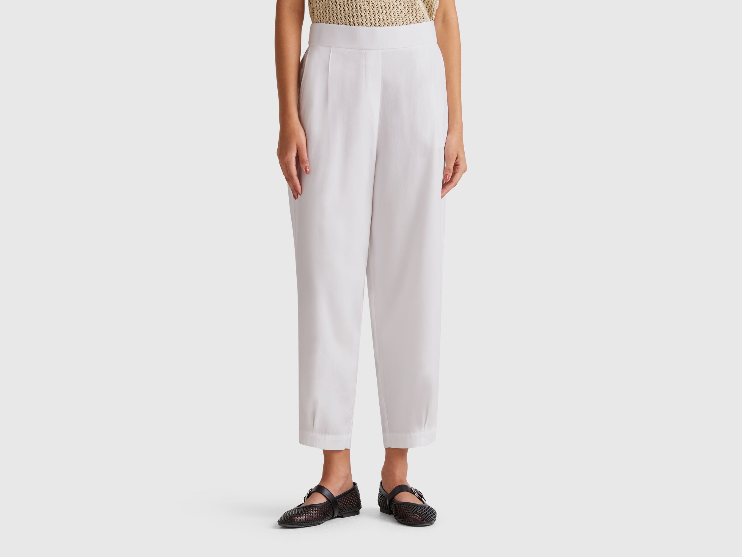 Benetton_Flowy Trousers with Pleats_4T91DF08L_101_02