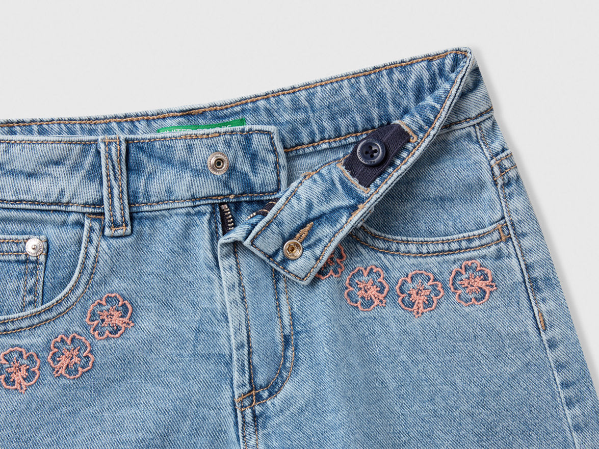 Benetton_Jean Shorts with Floral Embroidery_4UTPC9049_901_03