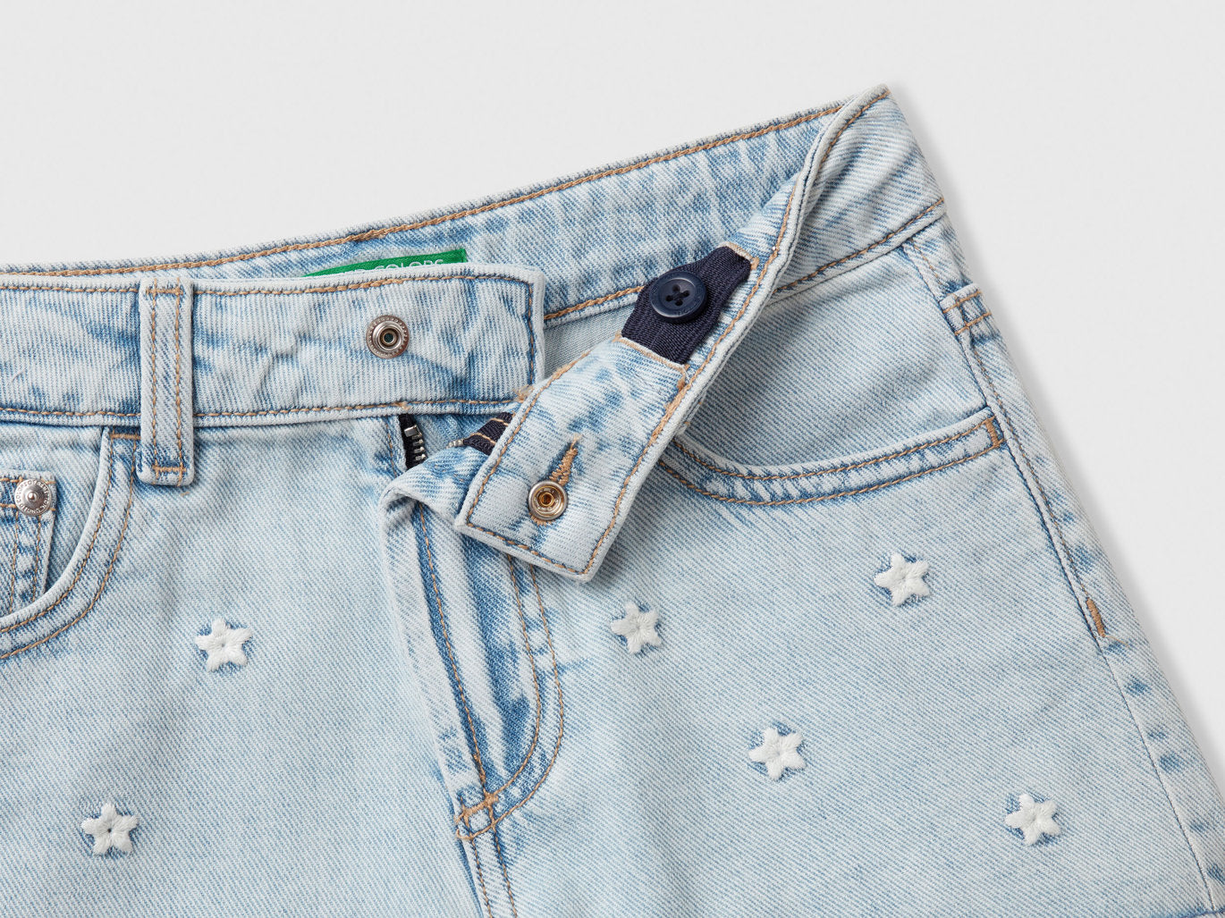 Benetton_Jean Shorts with Star Embroidery_4UTPC9049_902_03