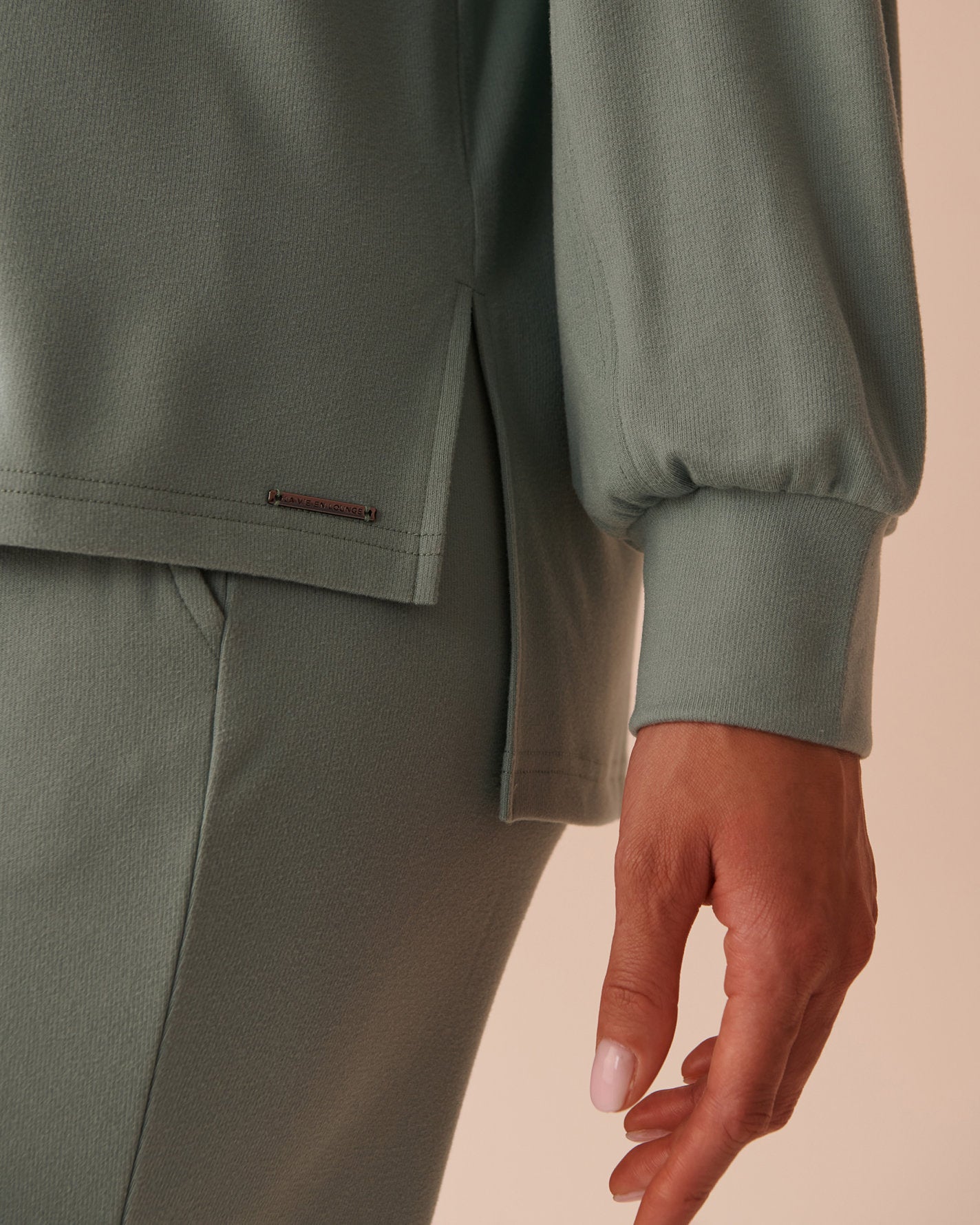 La Vie en Rose_Lightly Ribbed Crew Neck Sweatshirt_50100099_30019_03