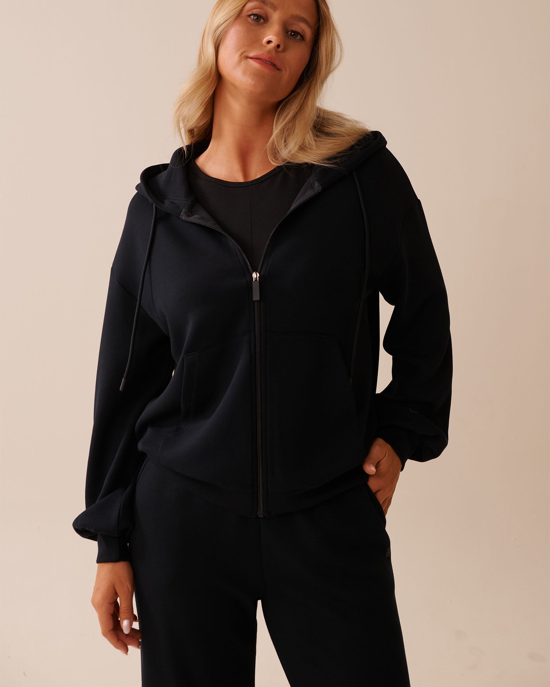 La Vie en Rose_Black Beauty_Zip-up Hoodie_50100109_00001_01