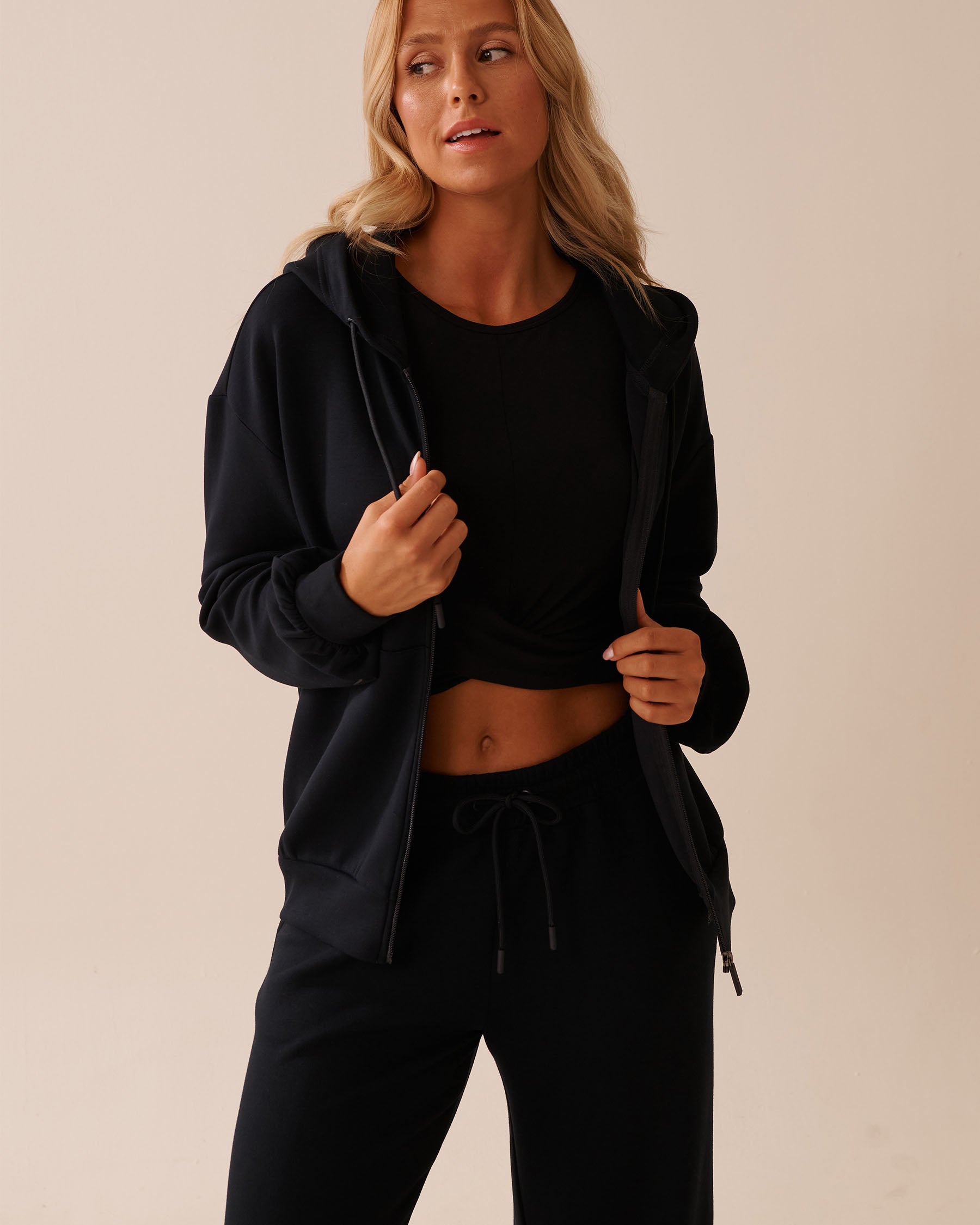 La Vie en Rose_Black Beauty_Zip-up Hoodie_50100109_00001_04