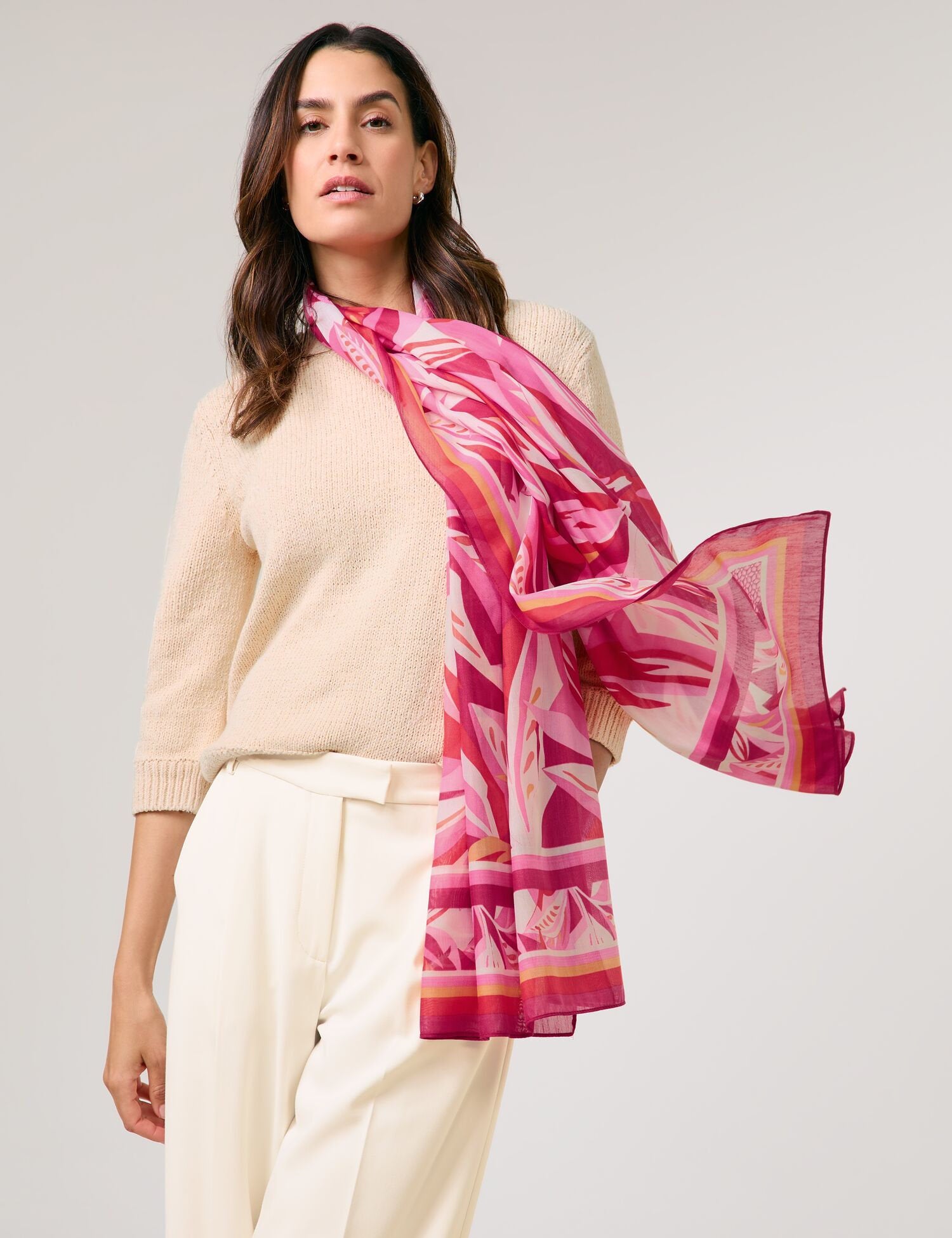 Gerry Weber_Soft Scarf with a Floral Pattern_501006-72006_3014_01