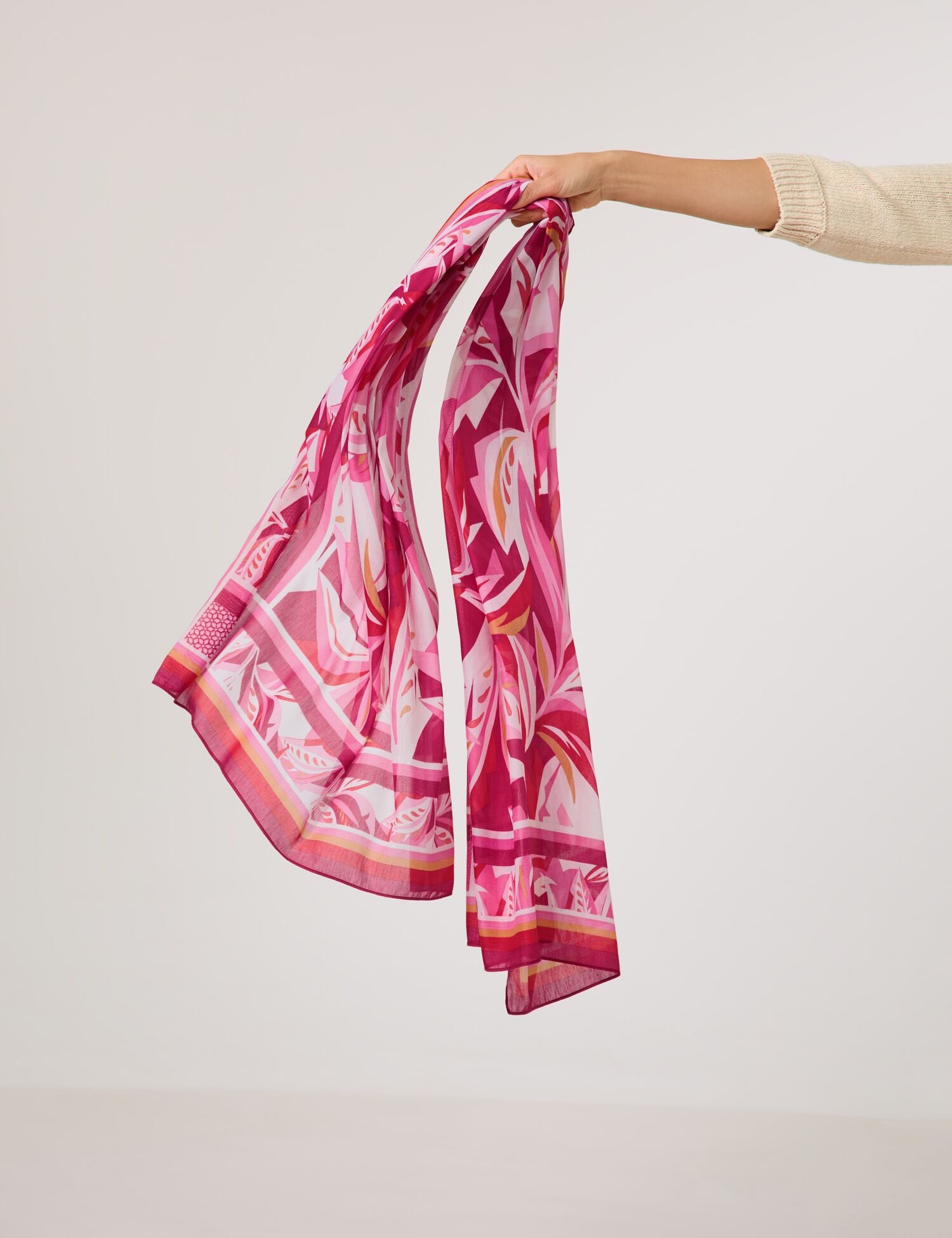 Gerry Weber_Soft Scarf with a Floral Pattern_501006-72006_3014_02