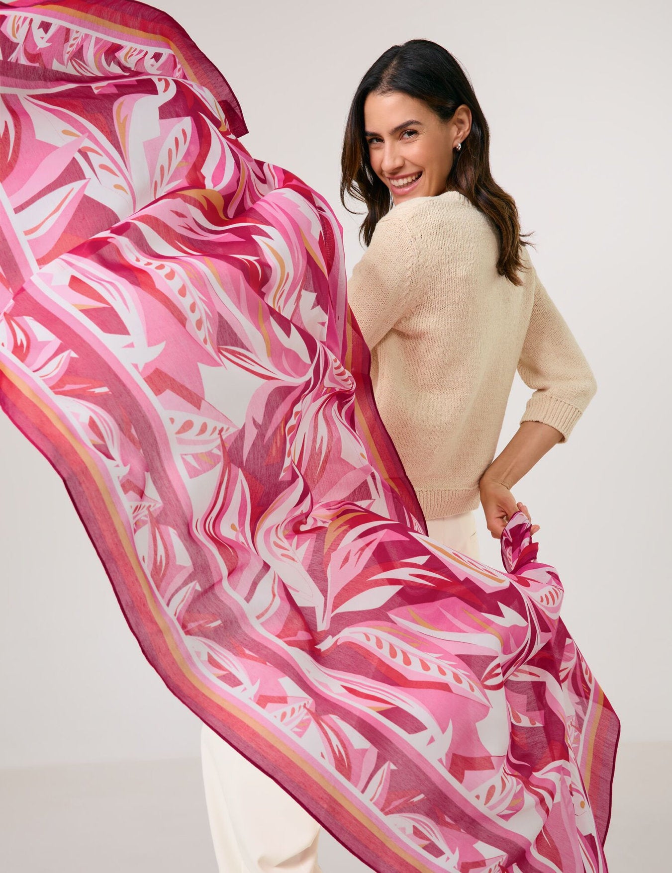 Gerry Weber_Soft Scarf with a Floral Pattern_501006-72006_3014_08