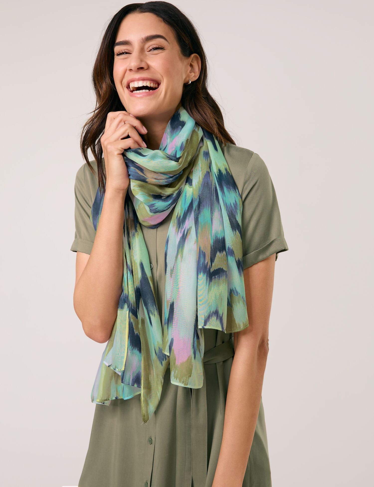 Gerry Weber_Flowing Scarf with a Fresh Pattern_501015-72015_9036_01